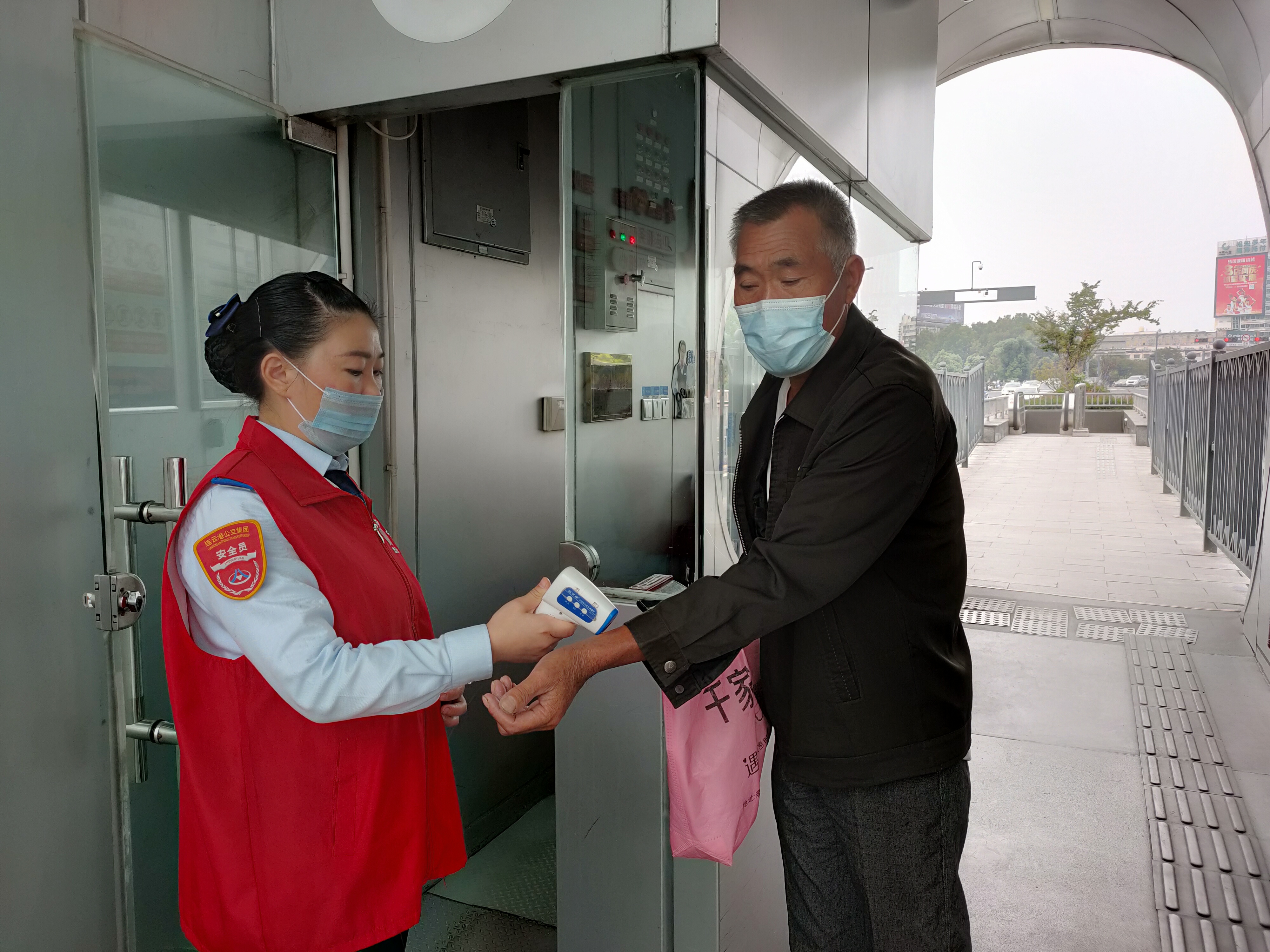 快速公交事業(yè)部站務員孫楠幫助乘客找到丟失的手機，乘客贈送奶茶表示感謝