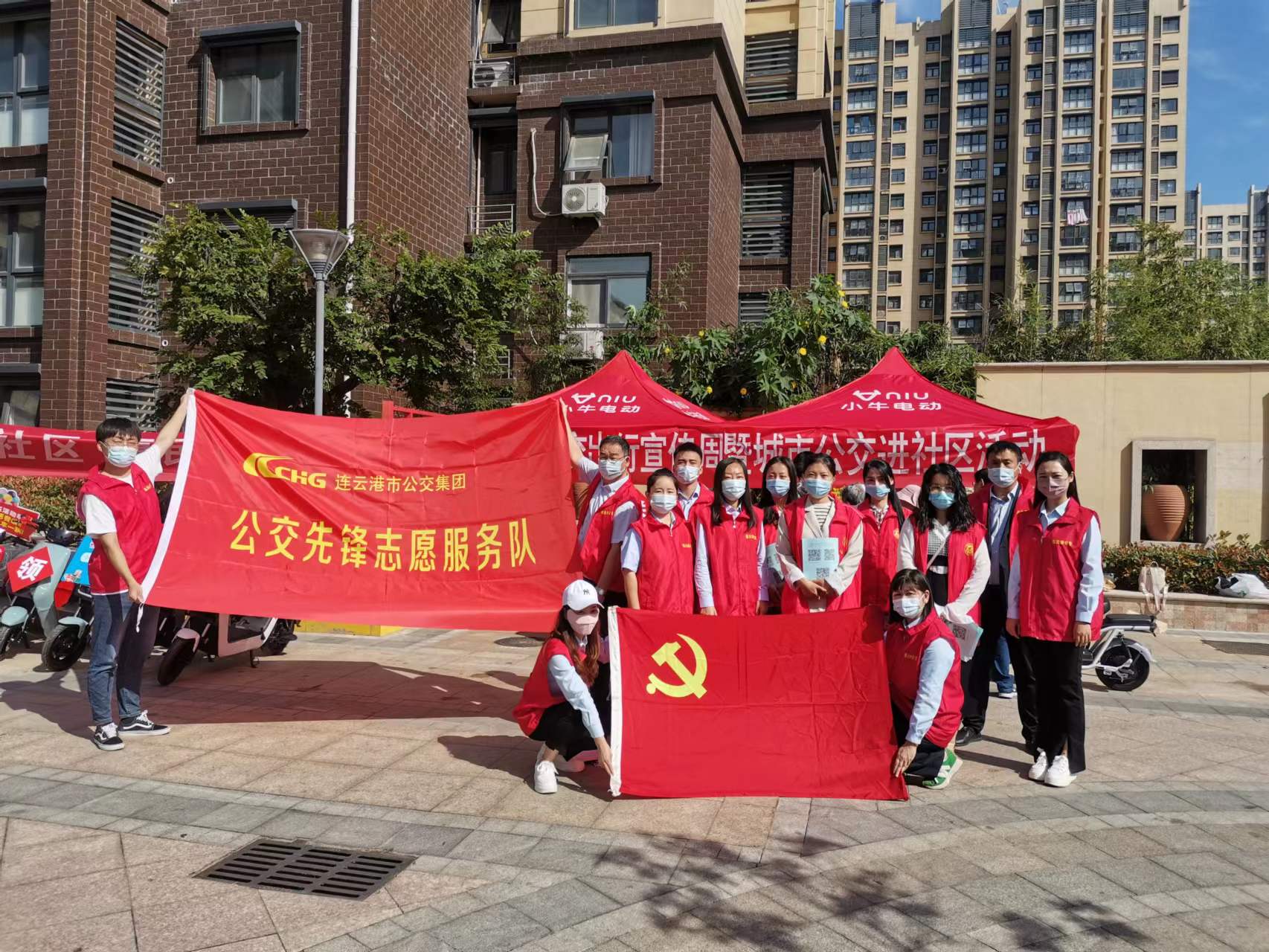 公交集團(tuán)組織開(kāi)展“城市公交進(jìn)社區(qū)”活動(dòng)