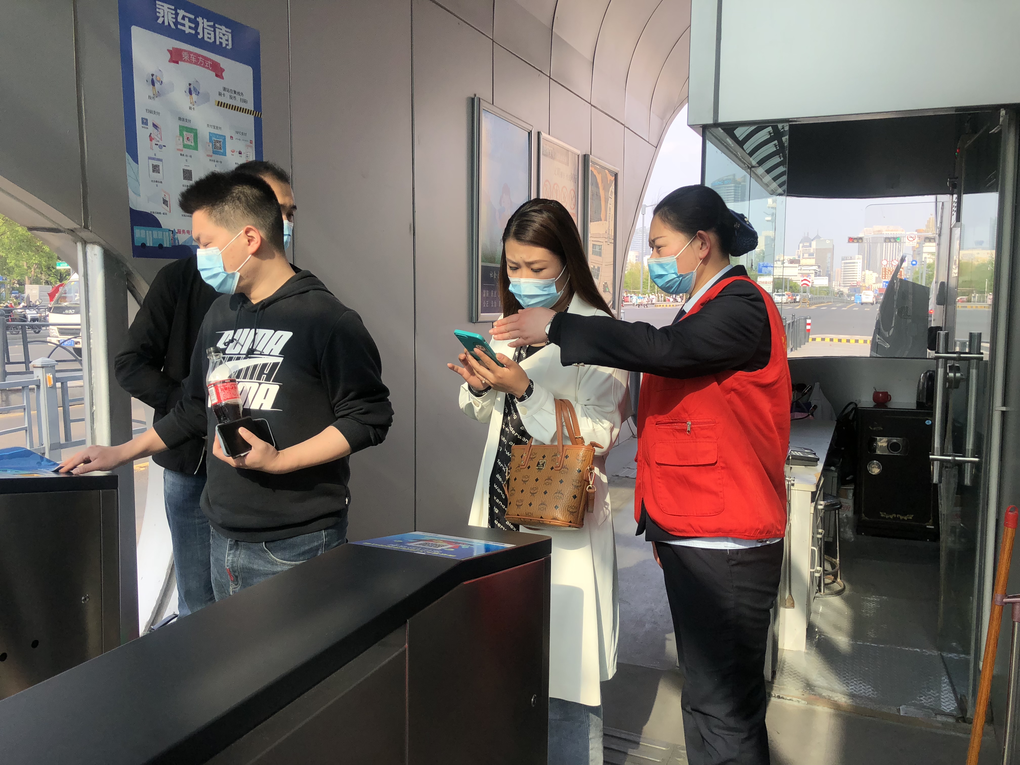 快速公交事業(yè)部站務員張議丹、曹興鑫幫助乘客找回丟失校服獲感謝