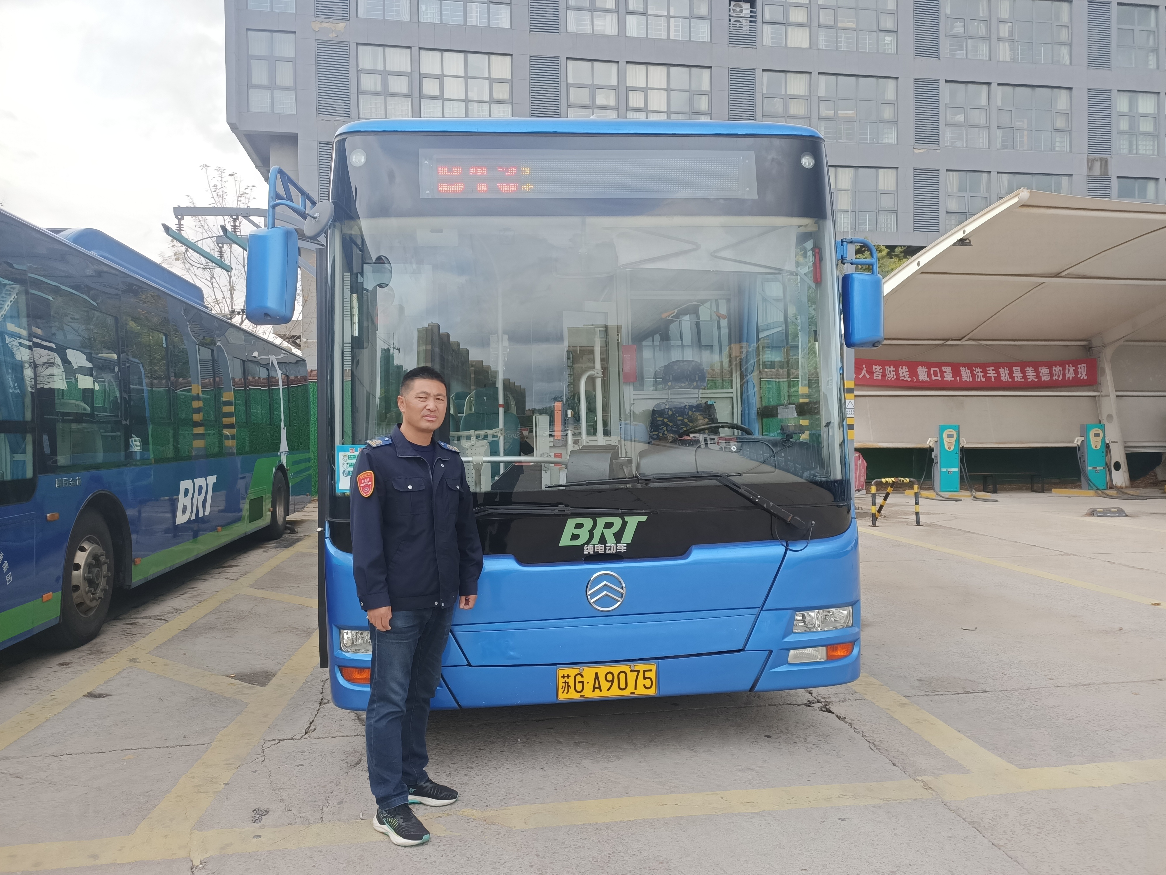 快速公交事業(yè)部B13線(xiàn)駕駛員馬彬彬、龔本軍 撿手機(jī)歸還乘客獲感謝