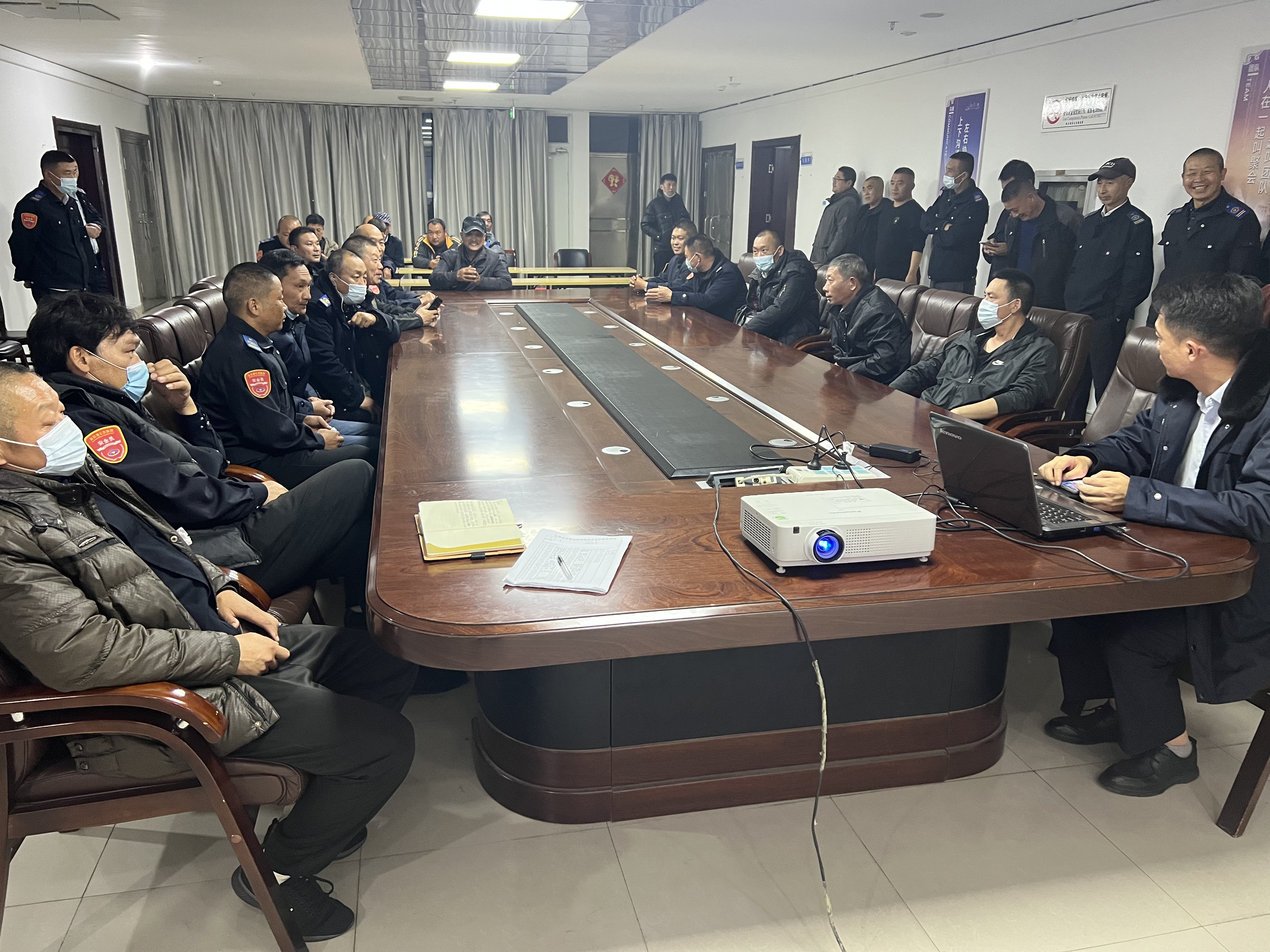 公交集團(tuán)快速公交事業(yè)部召開(kāi)駕駛員安全事故教育警示會(huì)