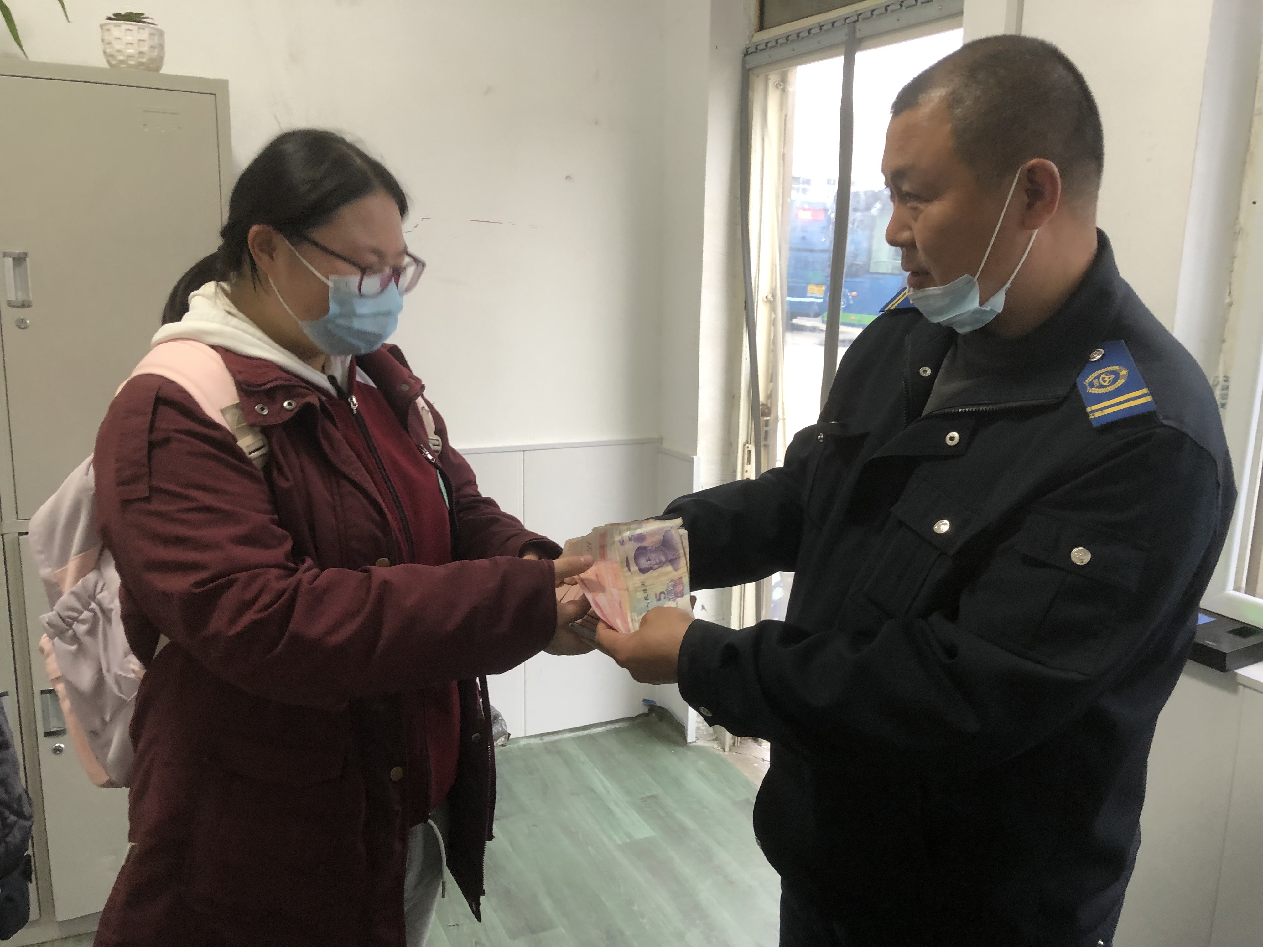 快速公交事業(yè)部駕駛員劉文龍、葛仲亞撿手機(jī)歸還乘客獲感謝