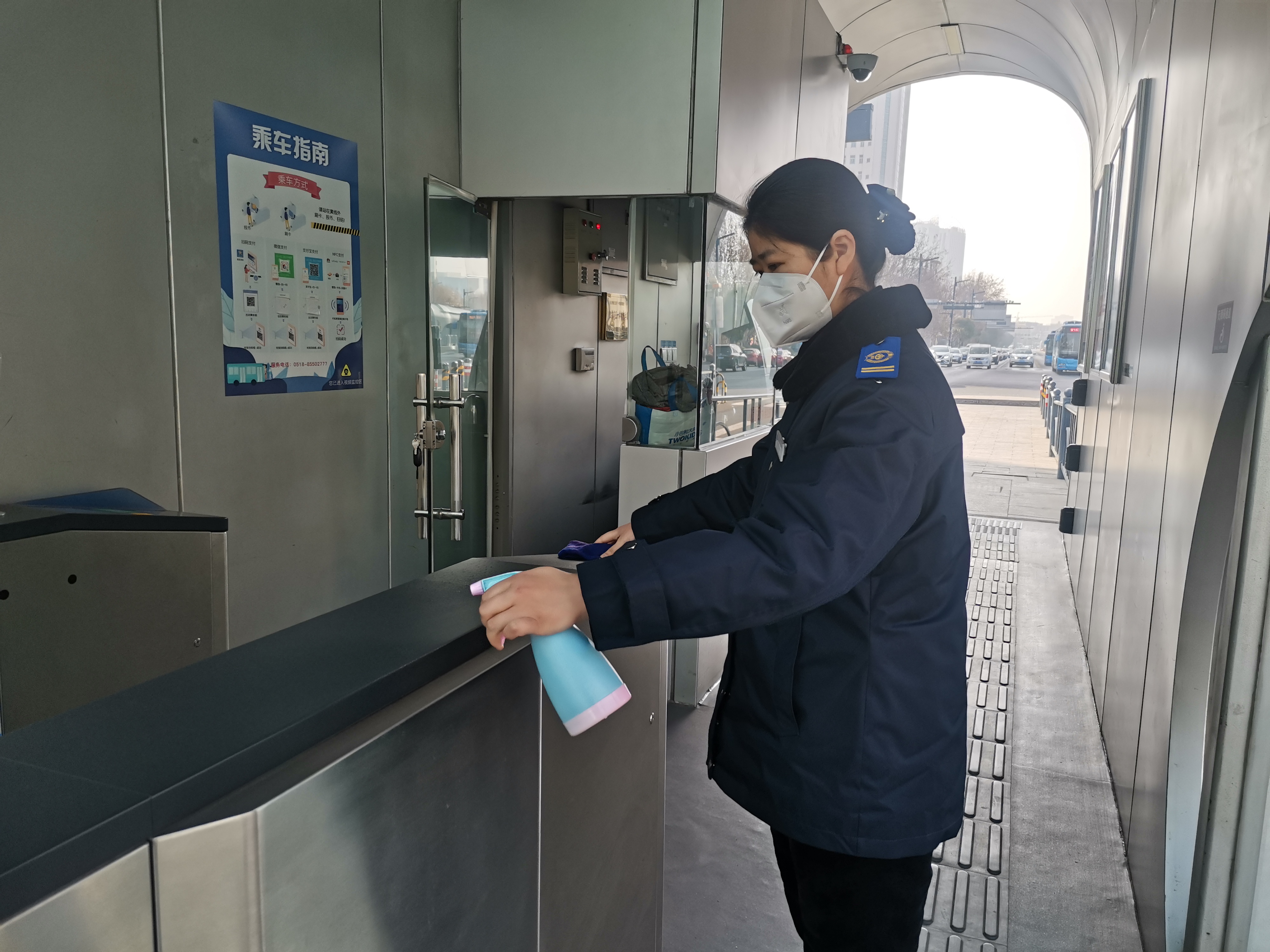 公交集團快速公交事業(yè)部站務員聯(lián)手幫助乘客找到丟失的手提袋獲感謝
