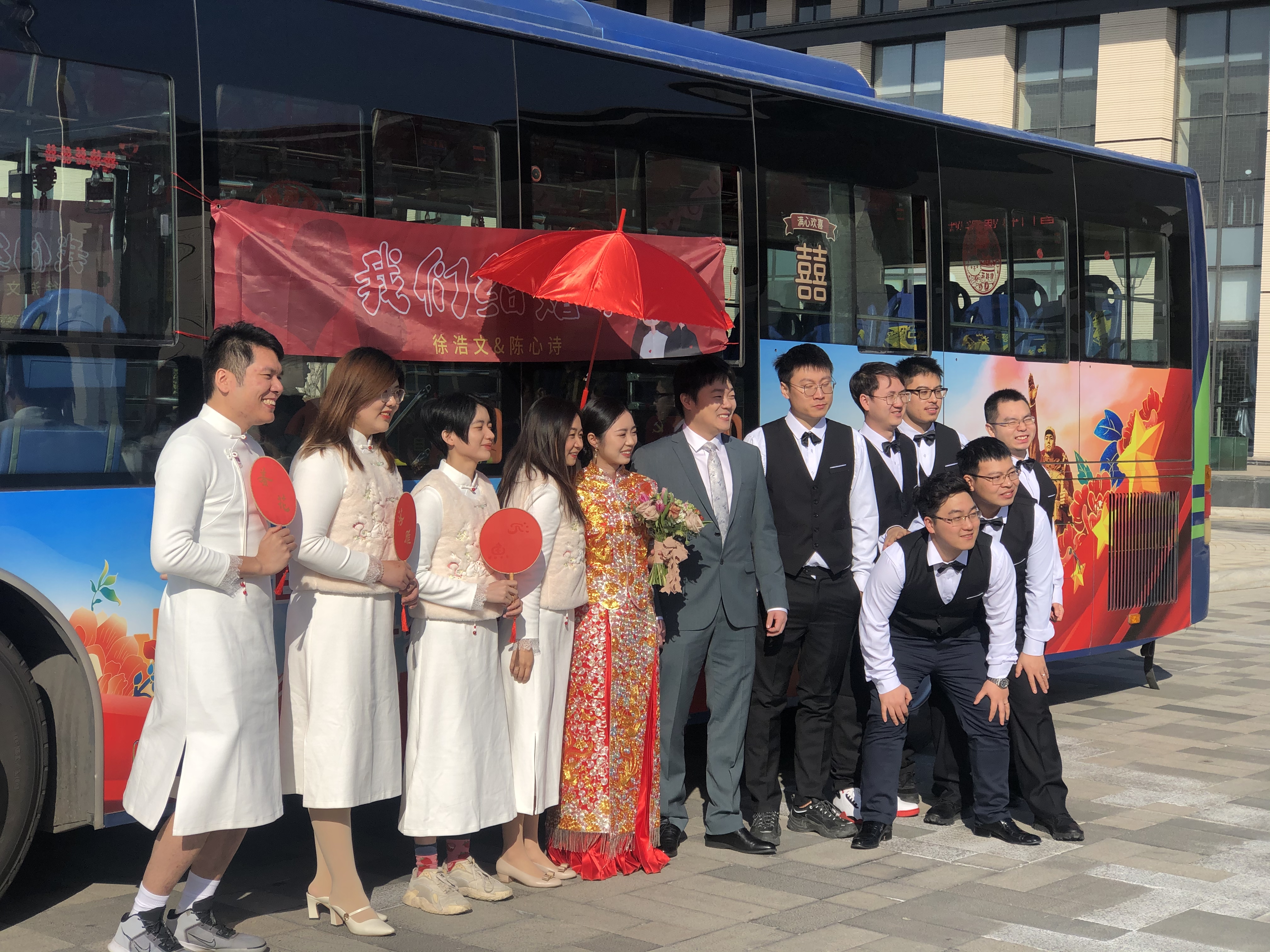 “我們結(jié)婚啦”，公交變“婚車”，黨建車廂見證新人的幸福時刻