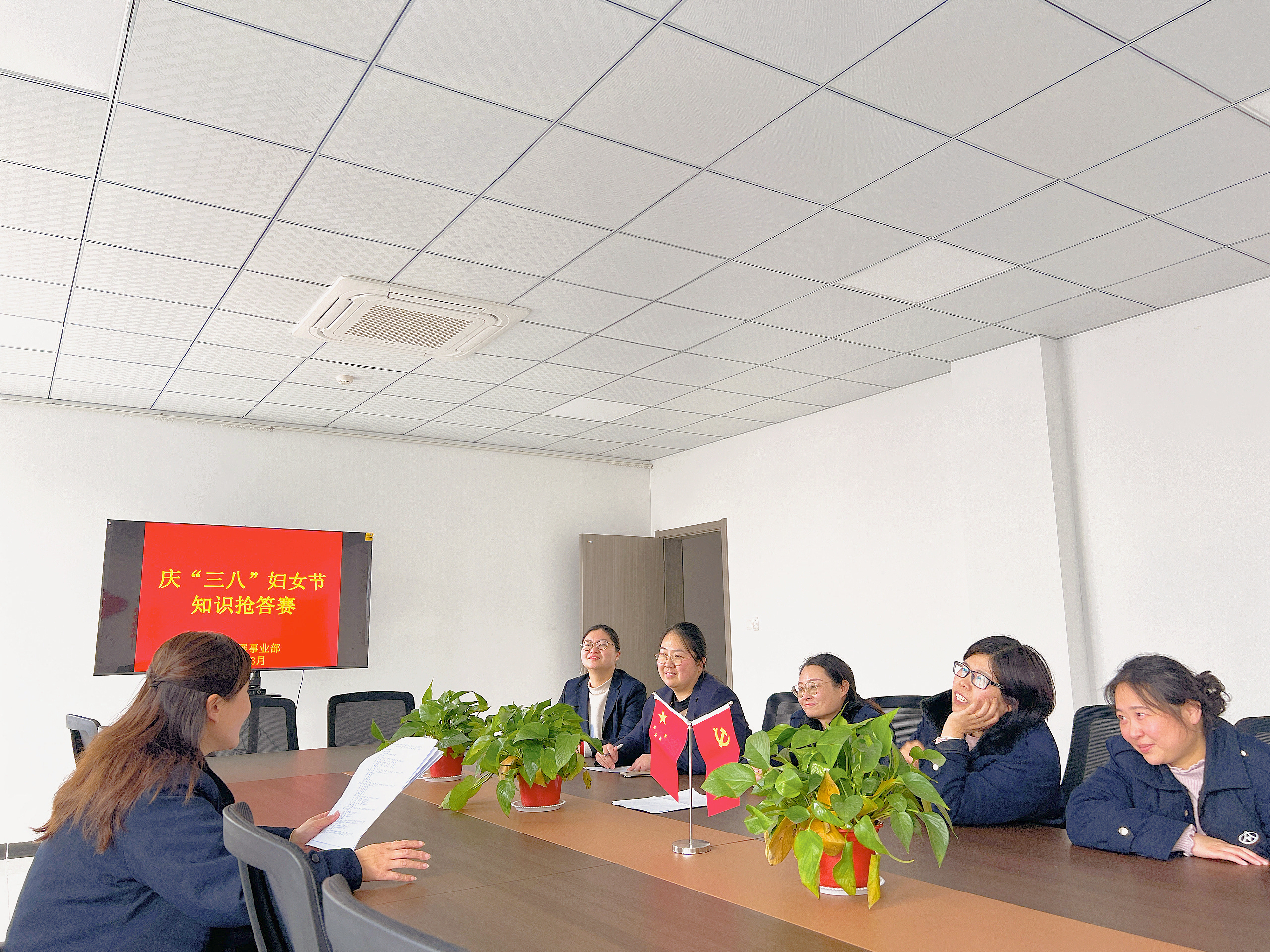 公交集團(tuán)經(jīng)營(yíng)發(fā)展事業(yè)部開展“三八節(jié)” 活動(dòng)