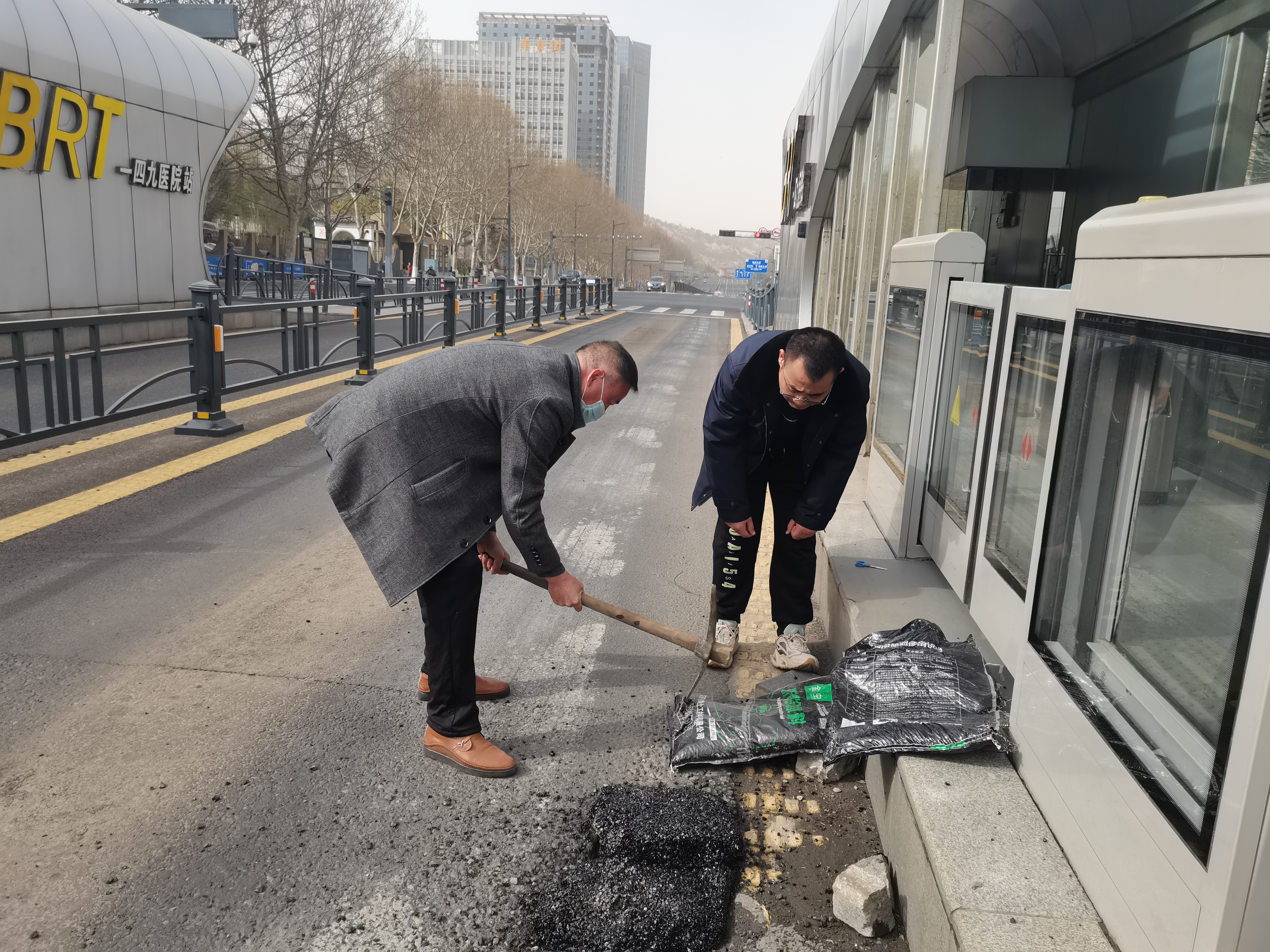 快速公交事業(yè)部駕駛員修補(bǔ)專用道路面