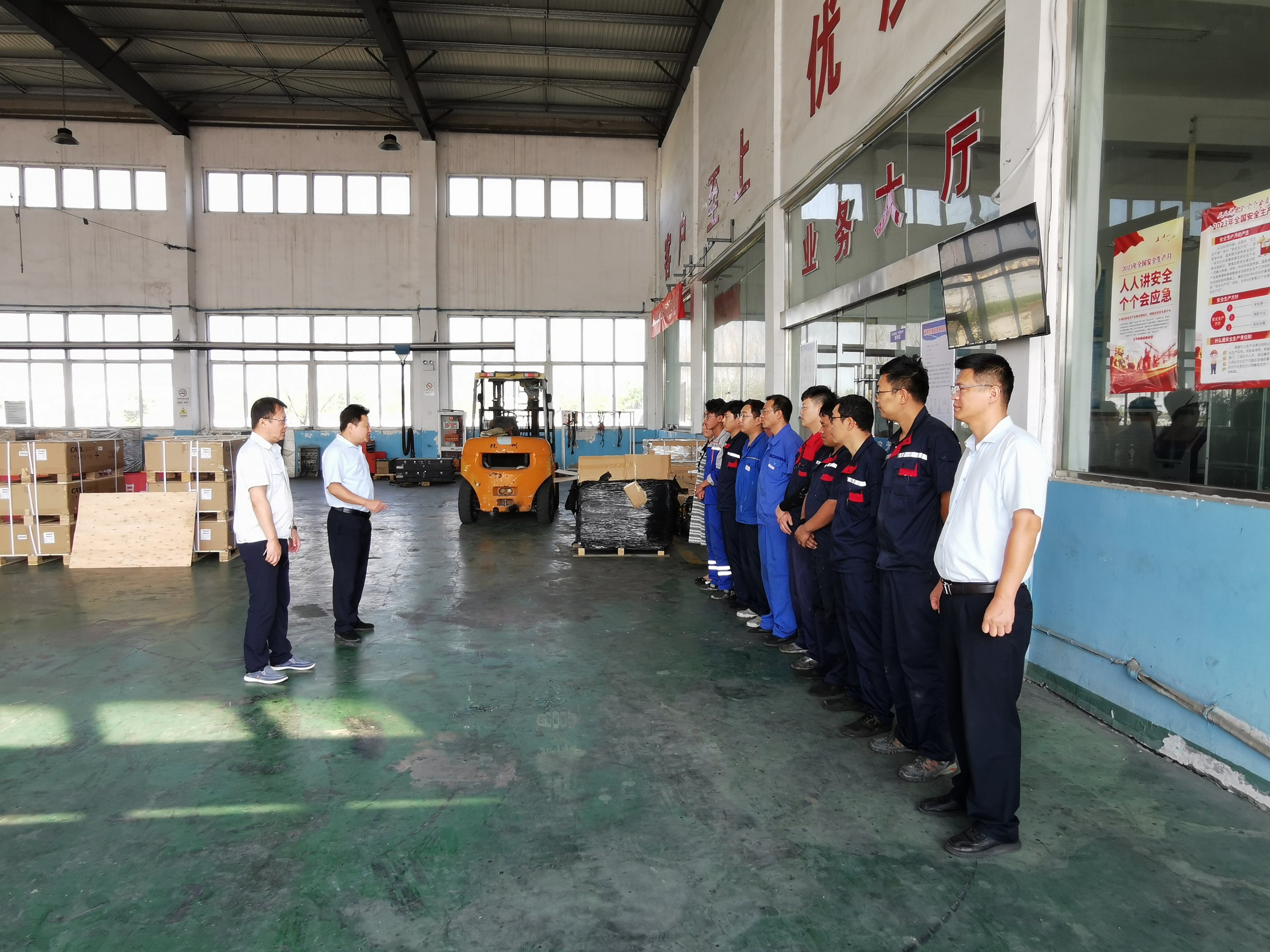 公交集團機務(wù)技術(shù)事業(yè)部開展配電箱觸電事故應(yīng)急處置演練