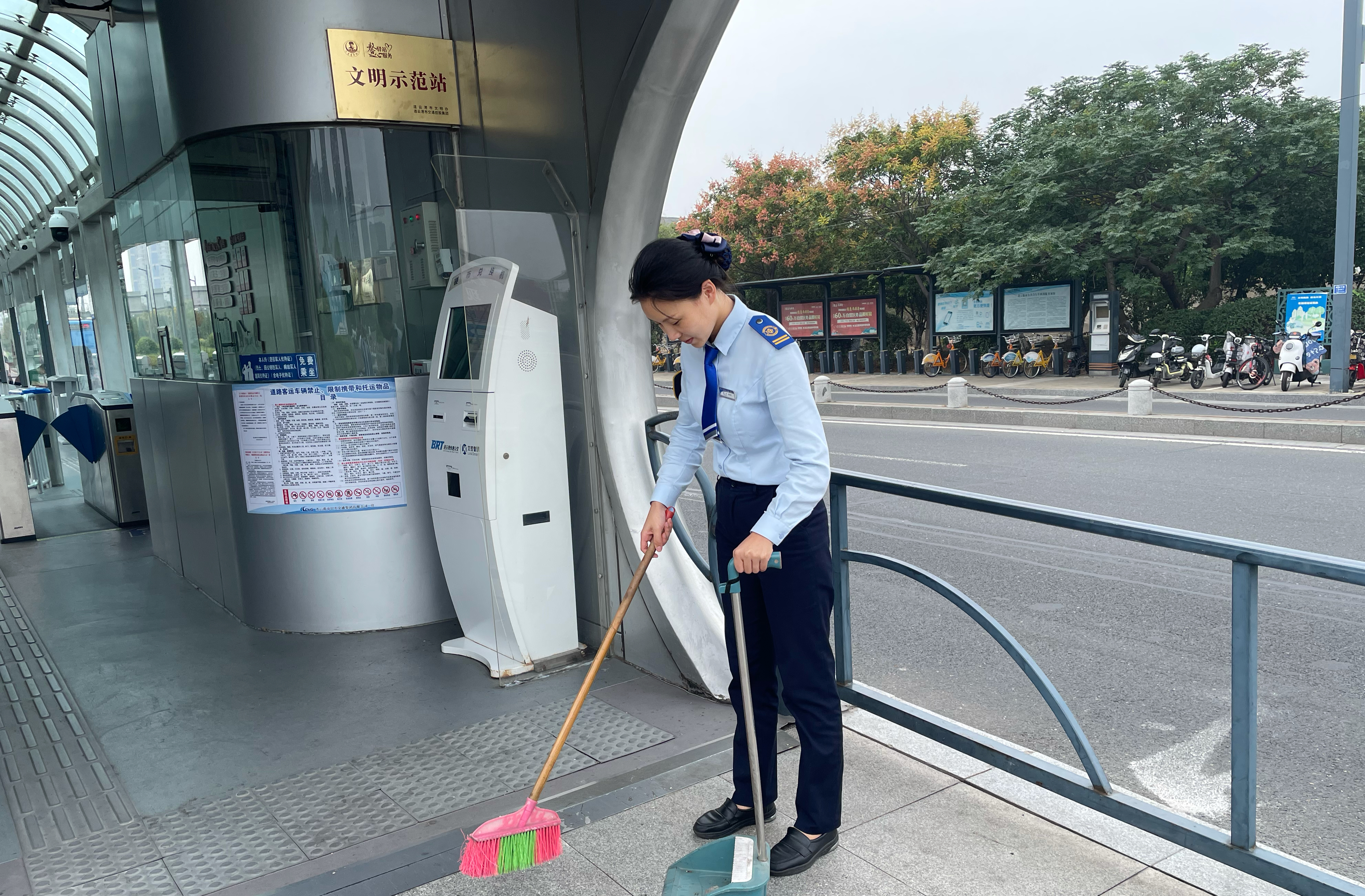 快速公交事業(yè)部站務員楊冉 歸還乘客丟失的手機獲感謝