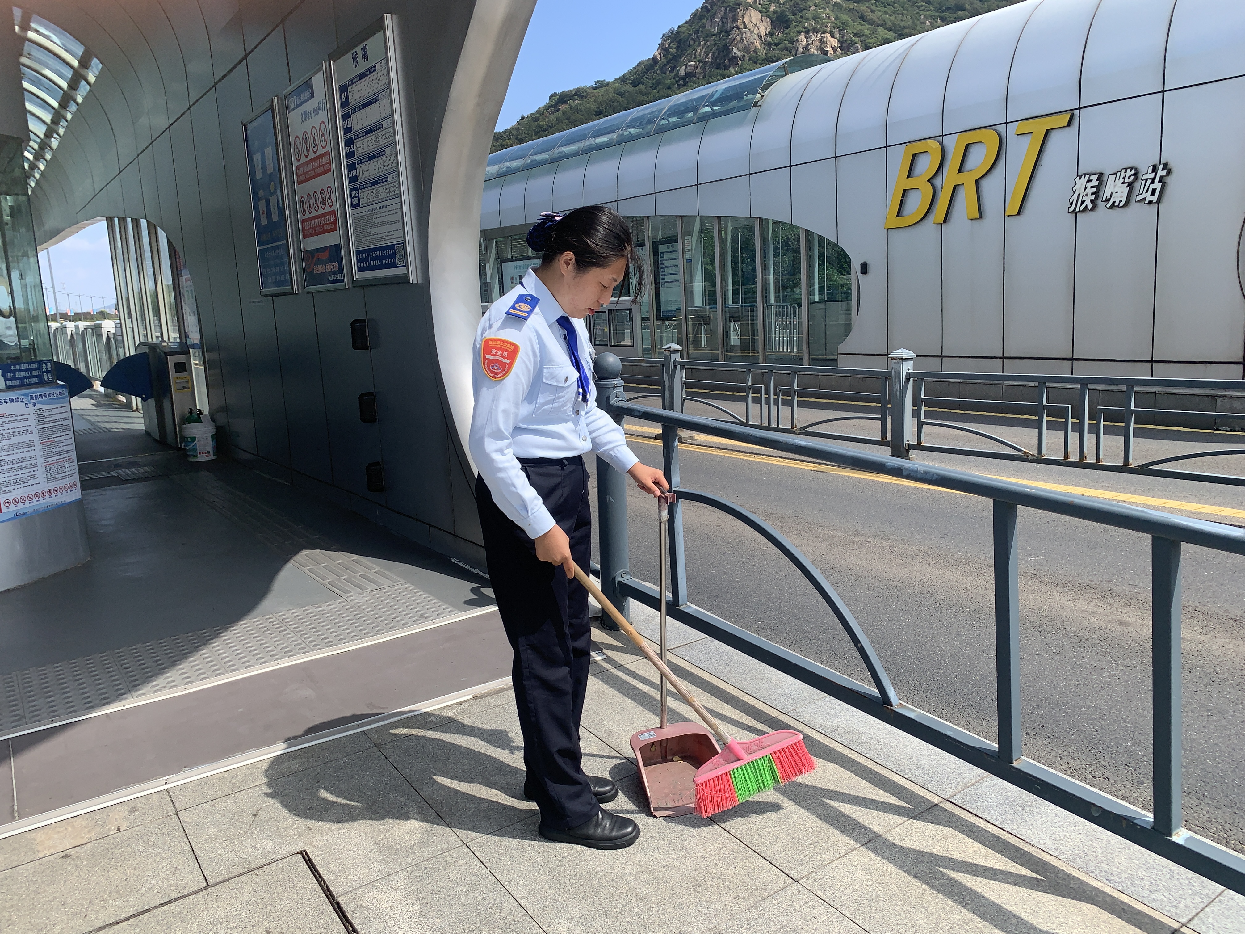 快速公交事業(yè)部站務員張慧 幫助乘客找到丟失的行李箱獲感謝