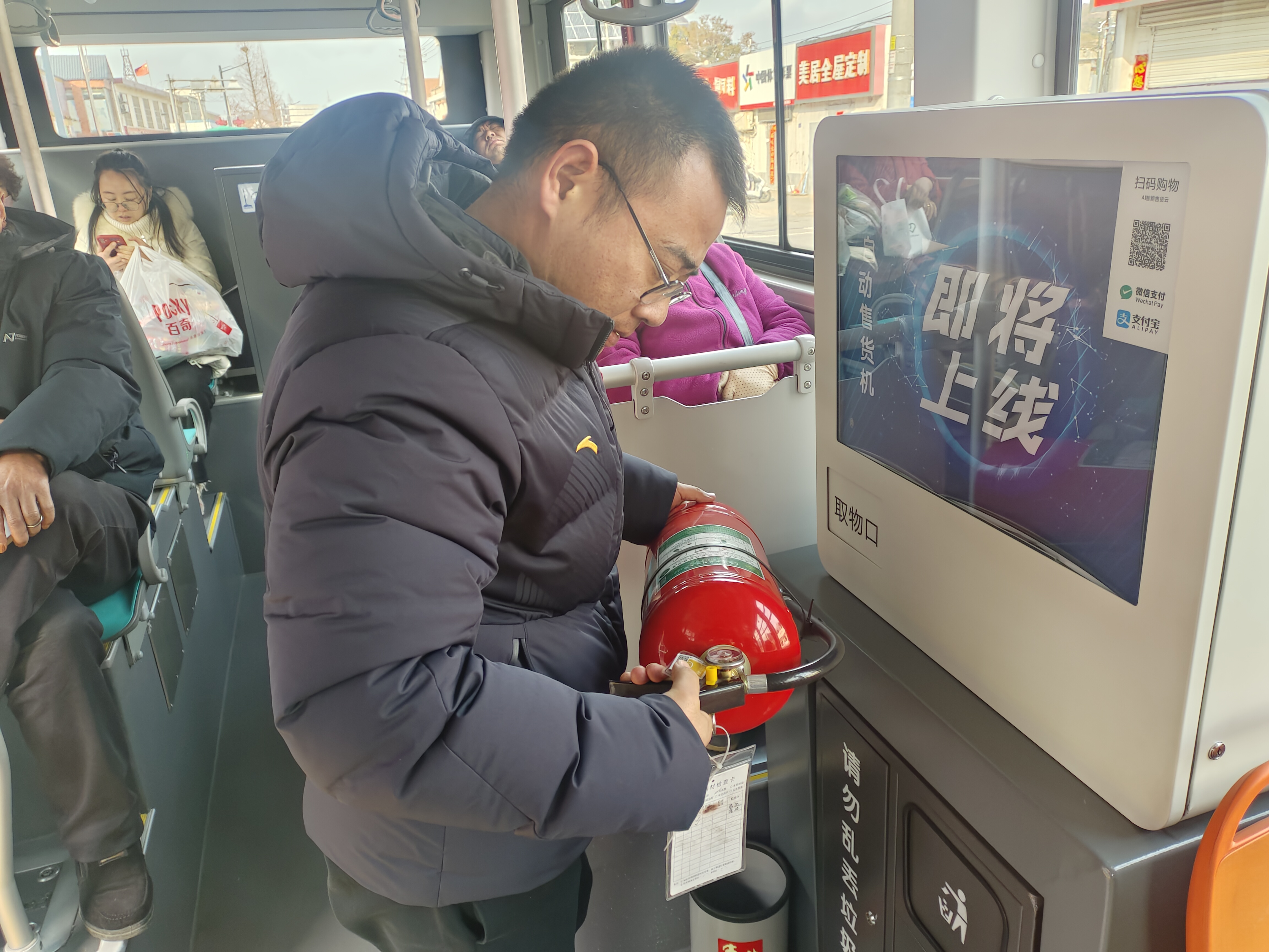公交集團(tuán)開(kāi)展車輛安全設(shè)備專項(xiàng)檢查工作