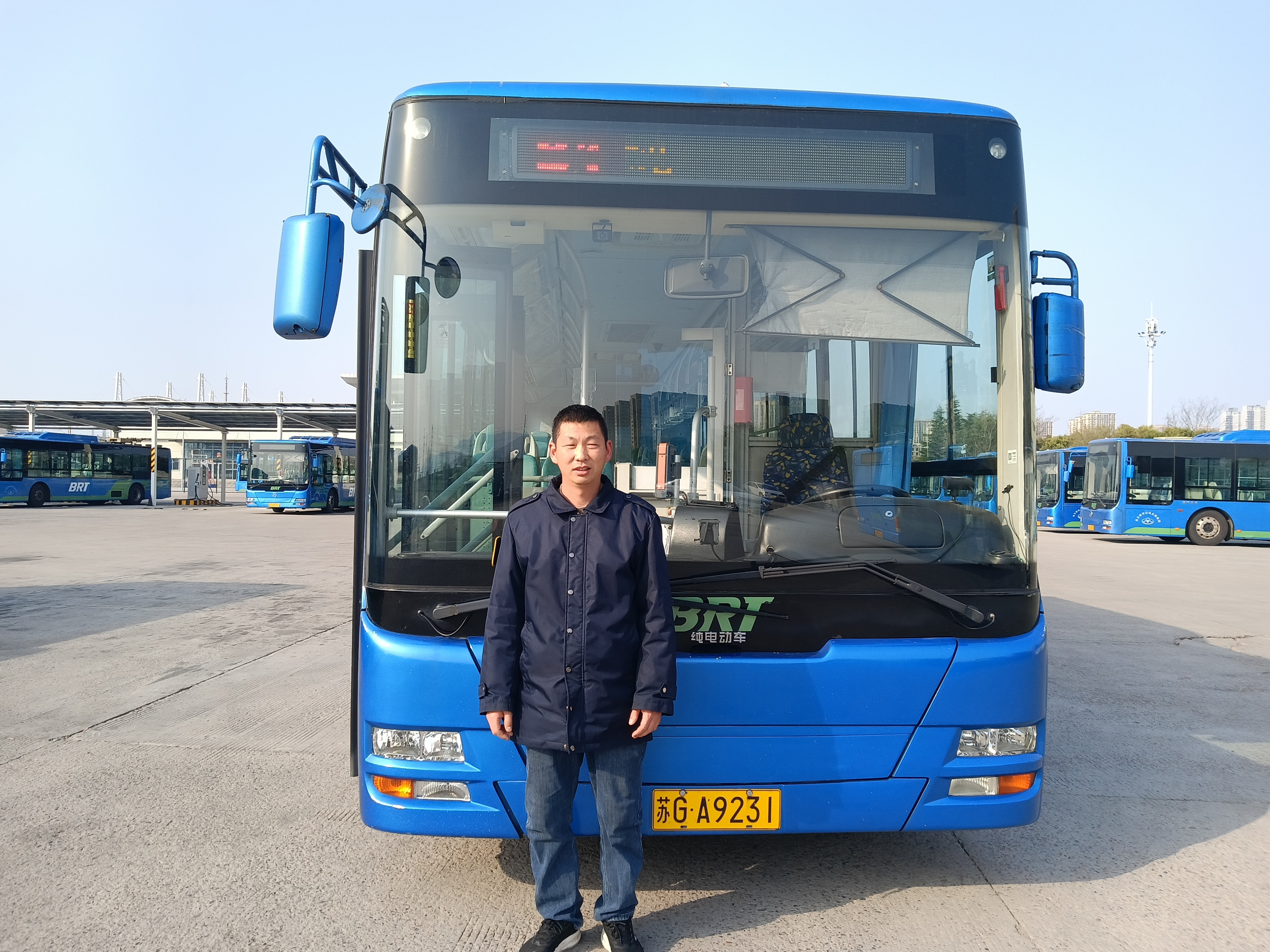 責(zé)任在肩，公交司機師傅助乘客尋回遺失財物