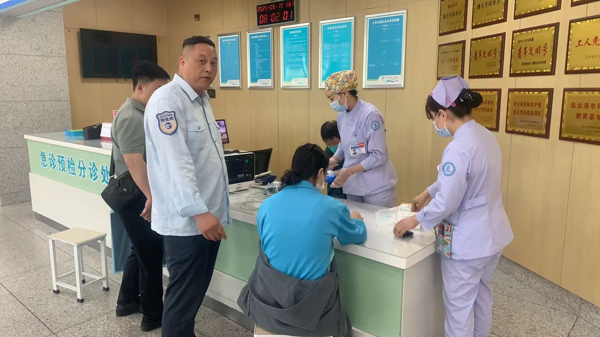 學(xué)生突發(fā)暈厥，公交集團快速公交公司B12線 駕駛員王海平緊急救助
