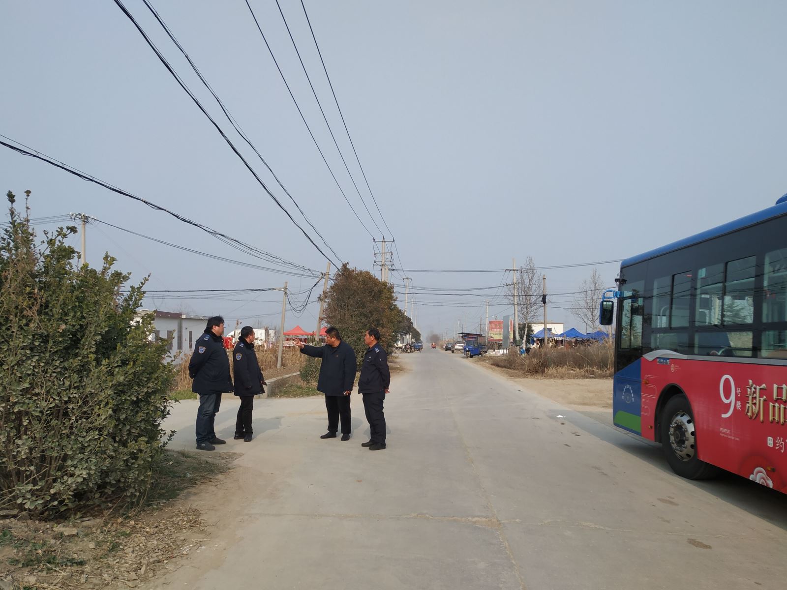 公交集團公交事業(yè)二部開展鳳凰村專線實地調(diào)研 保安全行車