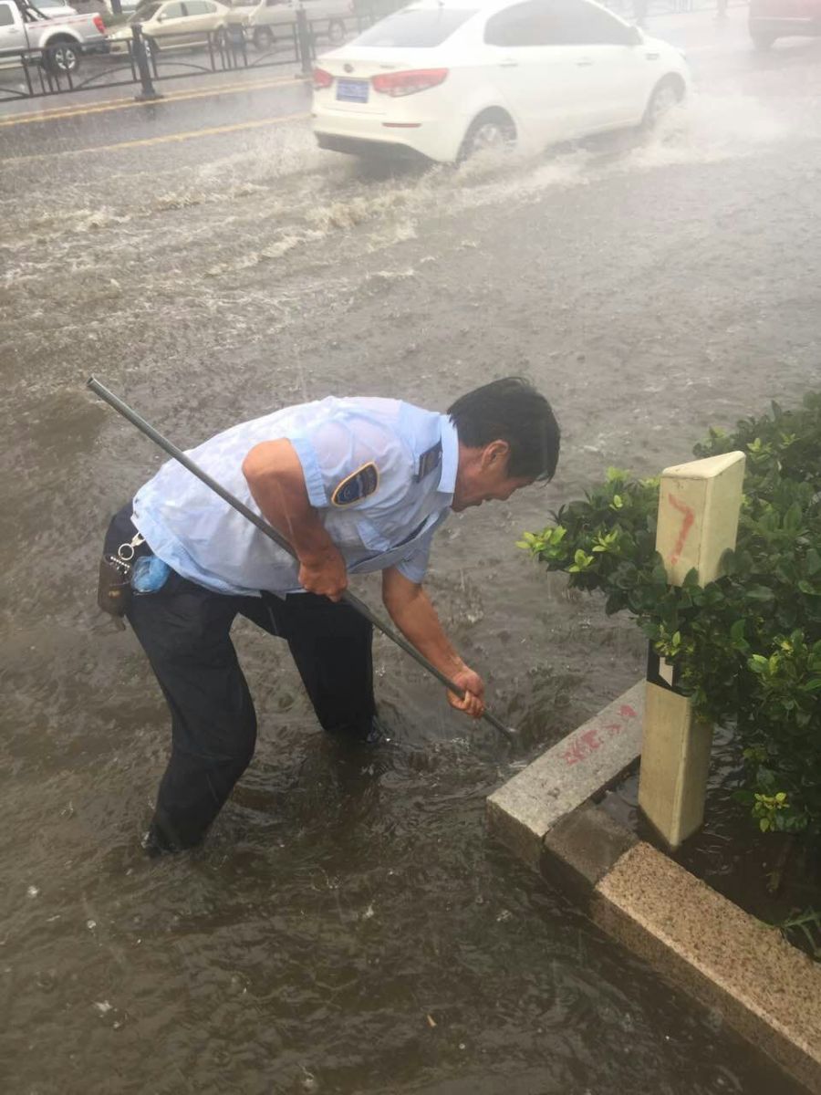 公交快速公司東區(qū)車隊及時疏通西園路排水口保障電車運營安全