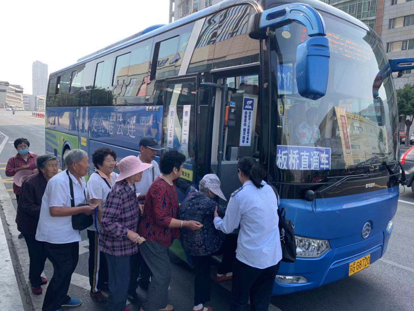 公交集團(tuán)開展關(guān)愛殘疾人無障礙乘車及“平安迎國慶”活動(dòng)