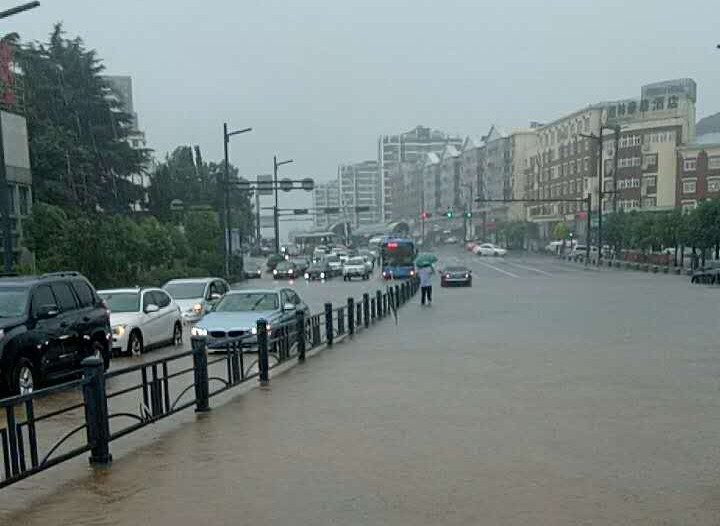 公交集團暴雨天氣各權(quán)屬單位啟動防汛預(yù)案 全力做好市民出行安全保障