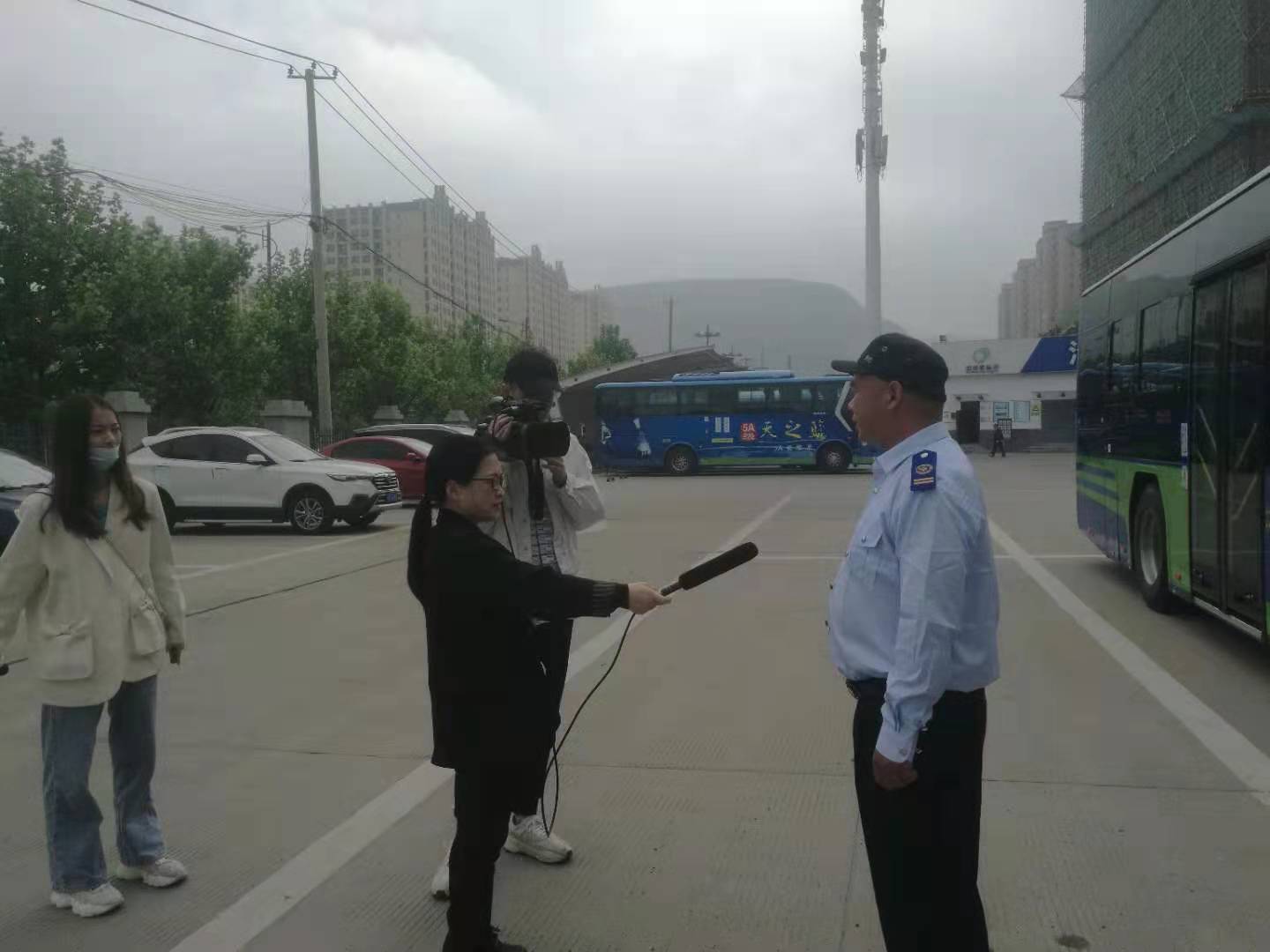 公交集團(tuán)公交事業(yè)一部3路駕駛員武傳超見(jiàn)義勇為，奮力滅火