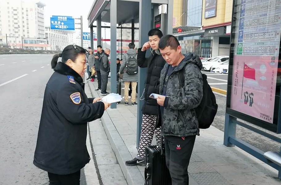 公交集團(tuán)公交事業(yè)一部向市民發(fā)放公交出行手冊(cè)