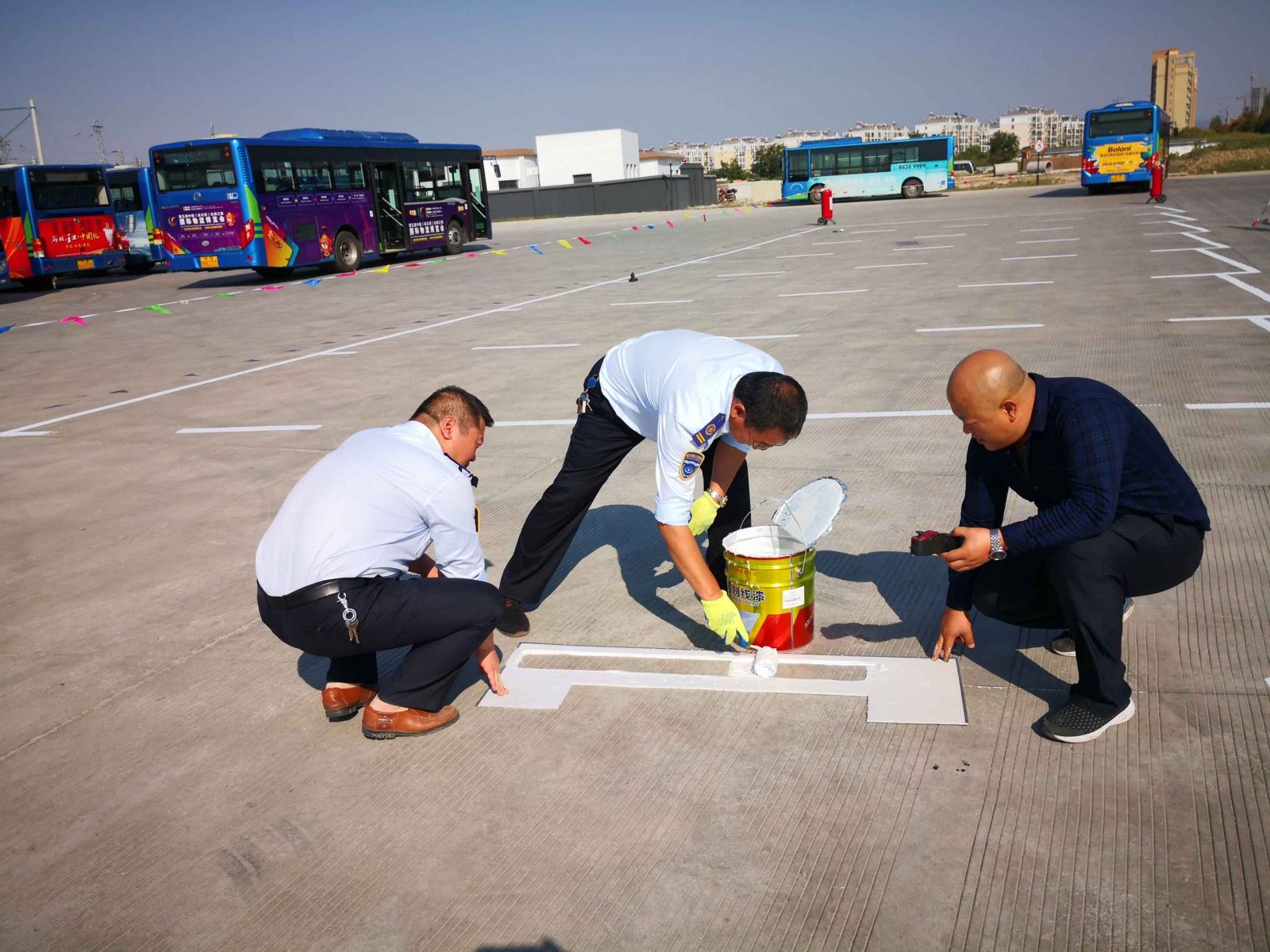 公交集團(tuán)海通公交公司劃分停車(chē)位為創(chuàng)文助力
