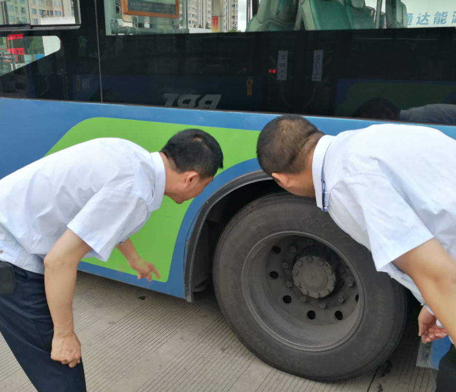 公交集團(tuán)快速公司開(kāi)展車輛專項(xiàng)檢查工作