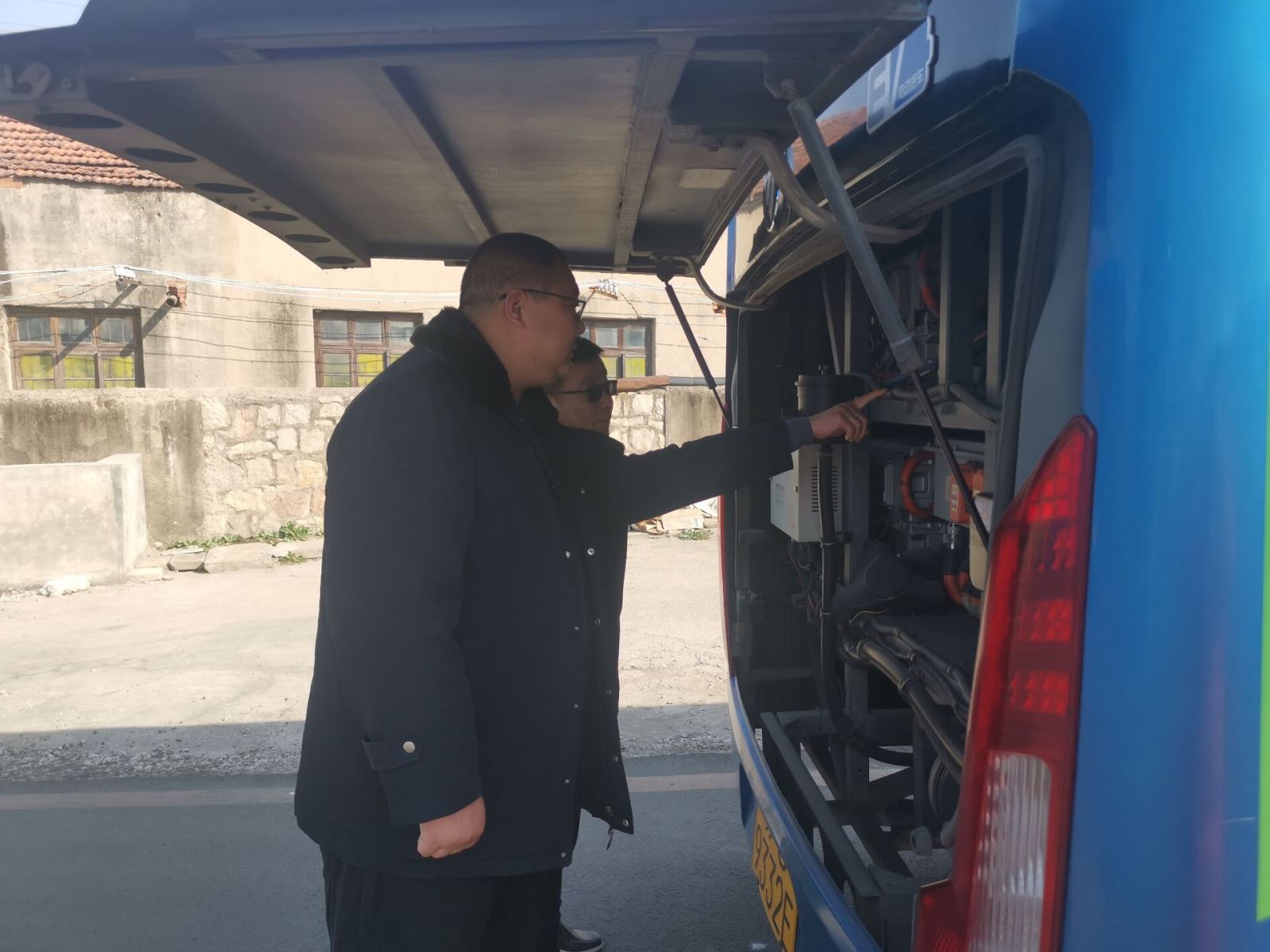 公交集團(tuán)公交事業(yè)一部開展純電動車電池倉專項(xiàng)檢查工作