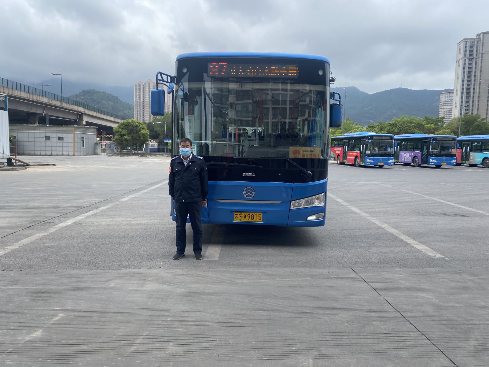 老人獨(dú)坐公交車迷失方向，公交駕駛員、110民警接力尋找家人