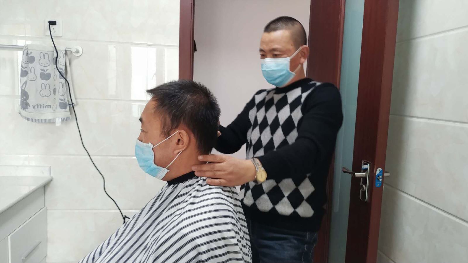 經營發(fā)展事業(yè)部駕駛員趙巖明亮身手  自發(fā)為同事理發(fā)