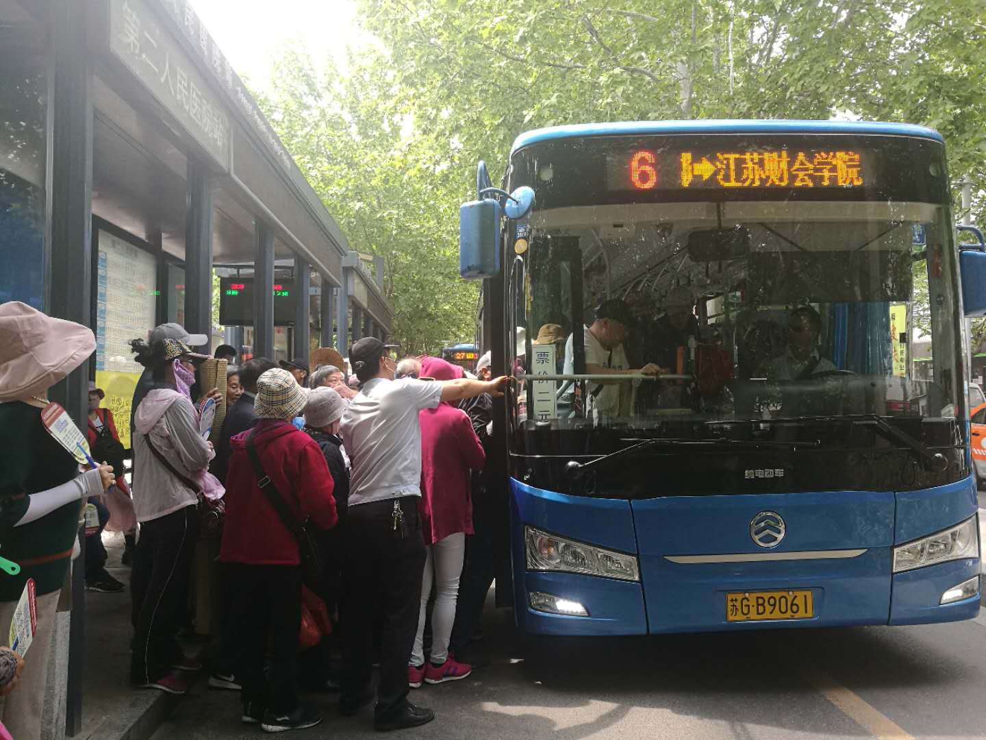 公交集團(tuán)圓滿完成海州白虎山廟會運輸保障工作