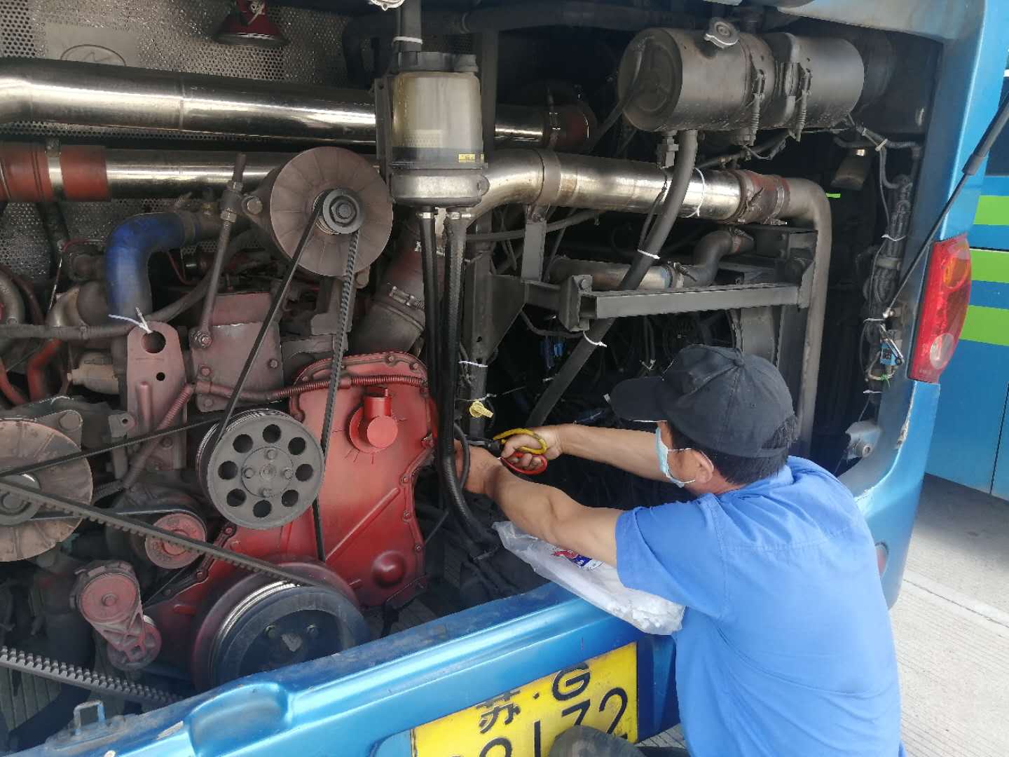 快速公交事業(yè)部開展夏季車輛線束專項(xiàng)檢查工作