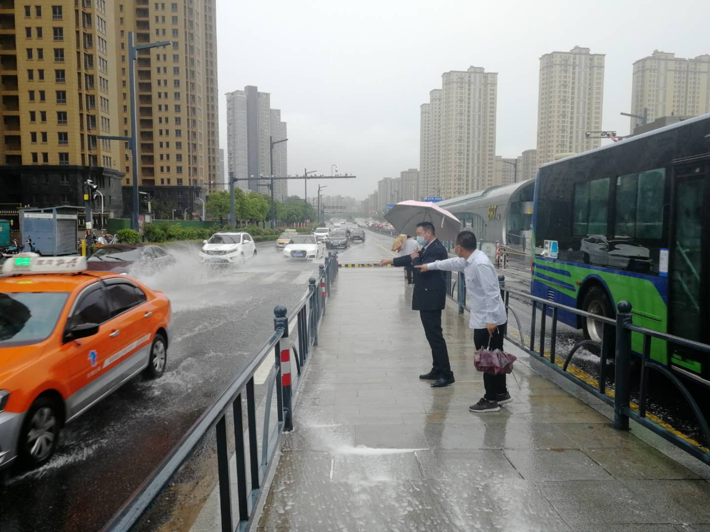 大雨來襲，快速公交事業(yè)部抗?jié)硴岆U全力以赴 為市民出行保駕護航！