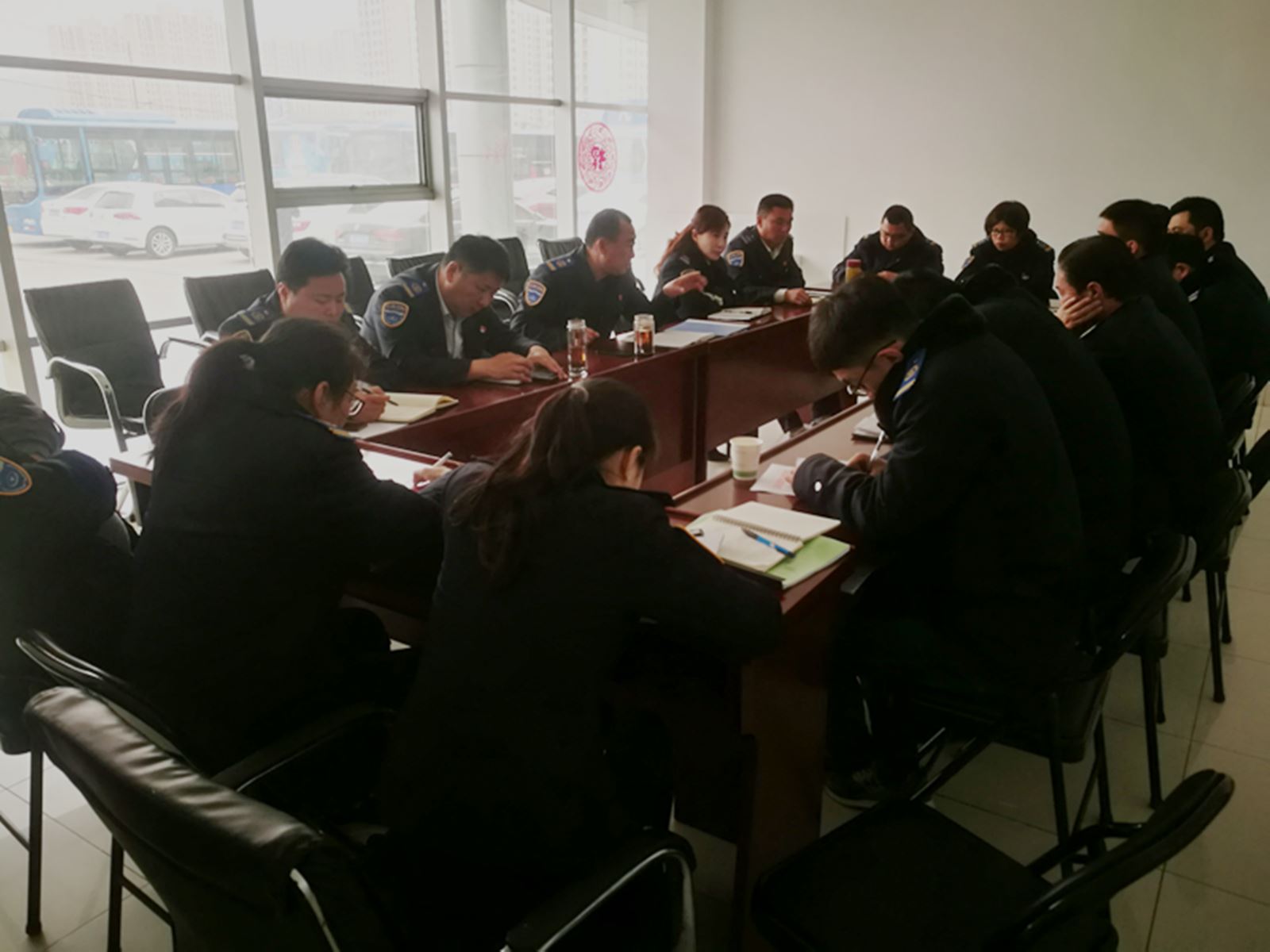 公交集團(tuán)經(jīng)營(yíng)發(fā)展事業(yè)部召開“安全生產(chǎn)、優(yōu)質(zhì)服務(wù)”動(dòng)員部署會(huì)