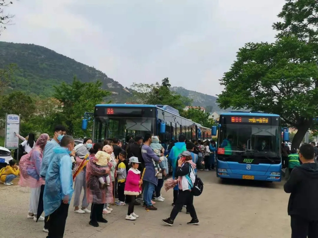 公交集團(tuán)快速公交事業(yè)部加大運(yùn)力投放，保障市民出行