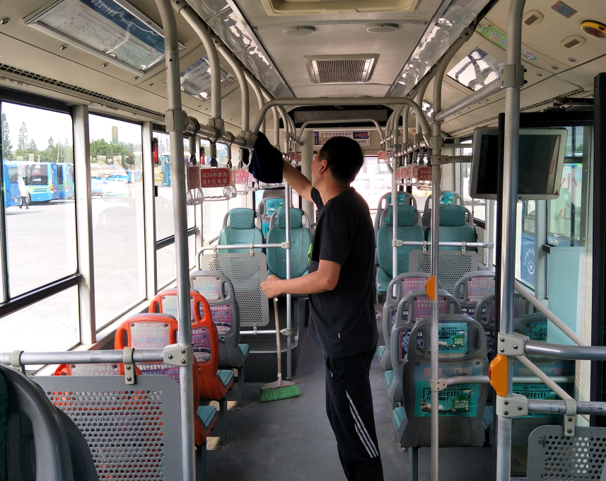 公交集團(tuán)經(jīng)營(yíng)發(fā)展事業(yè)部開展清潔車輛衛(wèi)生活動(dòng)