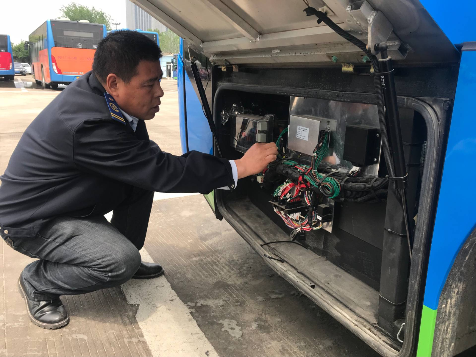 公交集團(tuán)佳連公司開展純電動(dòng)車楊柳絮清理工作