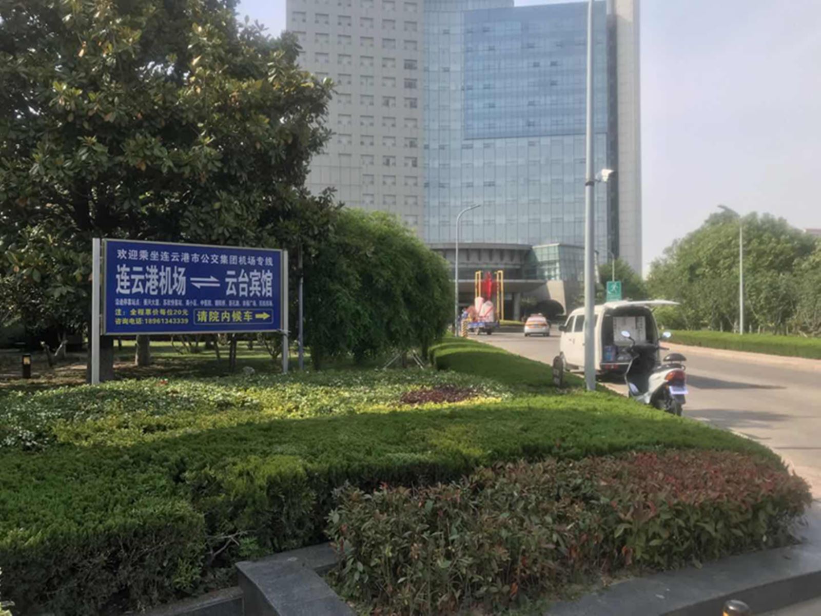 公交集團(tuán)經(jīng)營發(fā)展事業(yè)部安裝機場線乘車指示牌 服務(wù)乘車市民