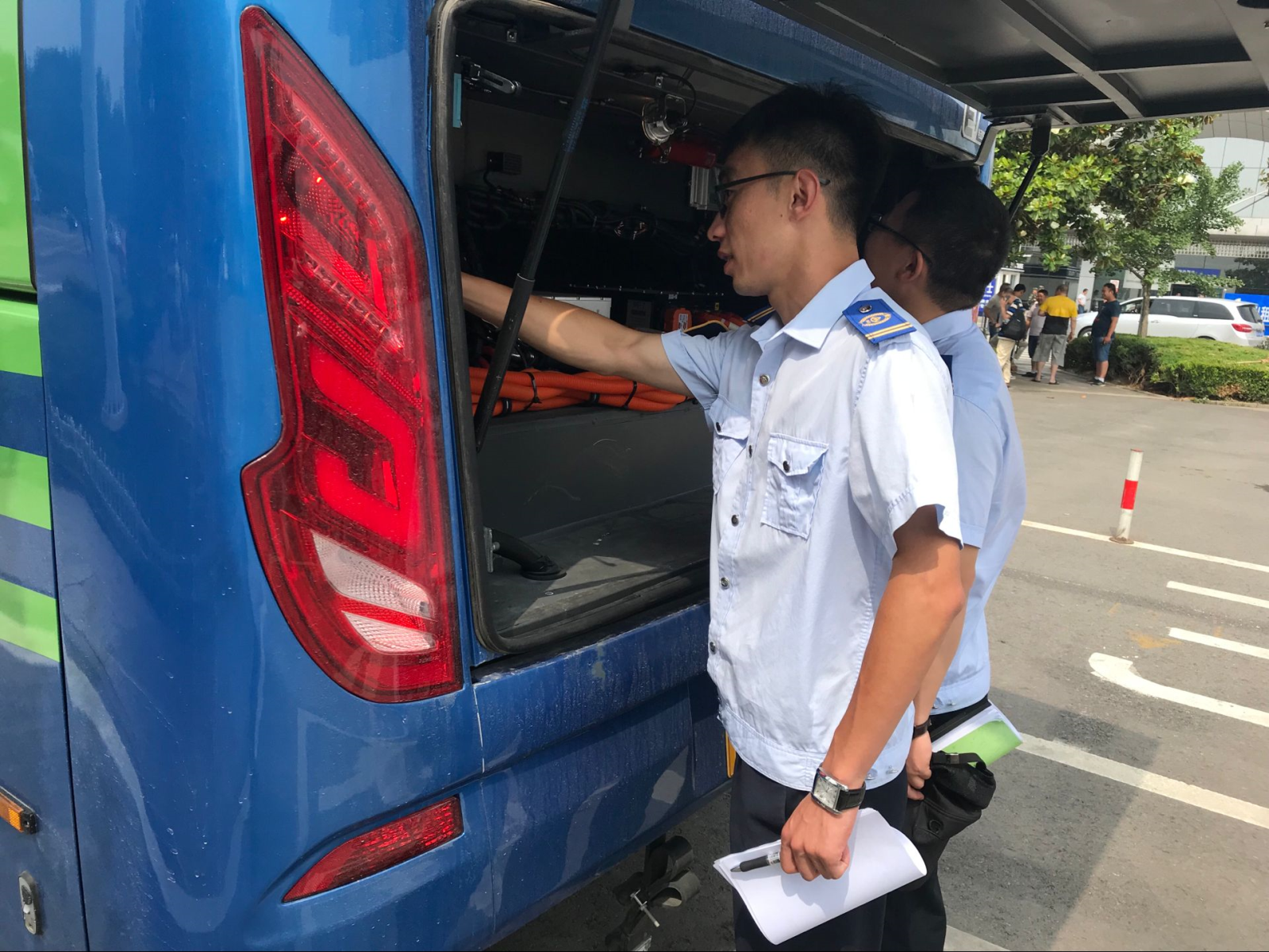 公交集團(tuán)佳連公司開展待運(yùn)營(yíng)新能源車輛充電維護(hù)工作