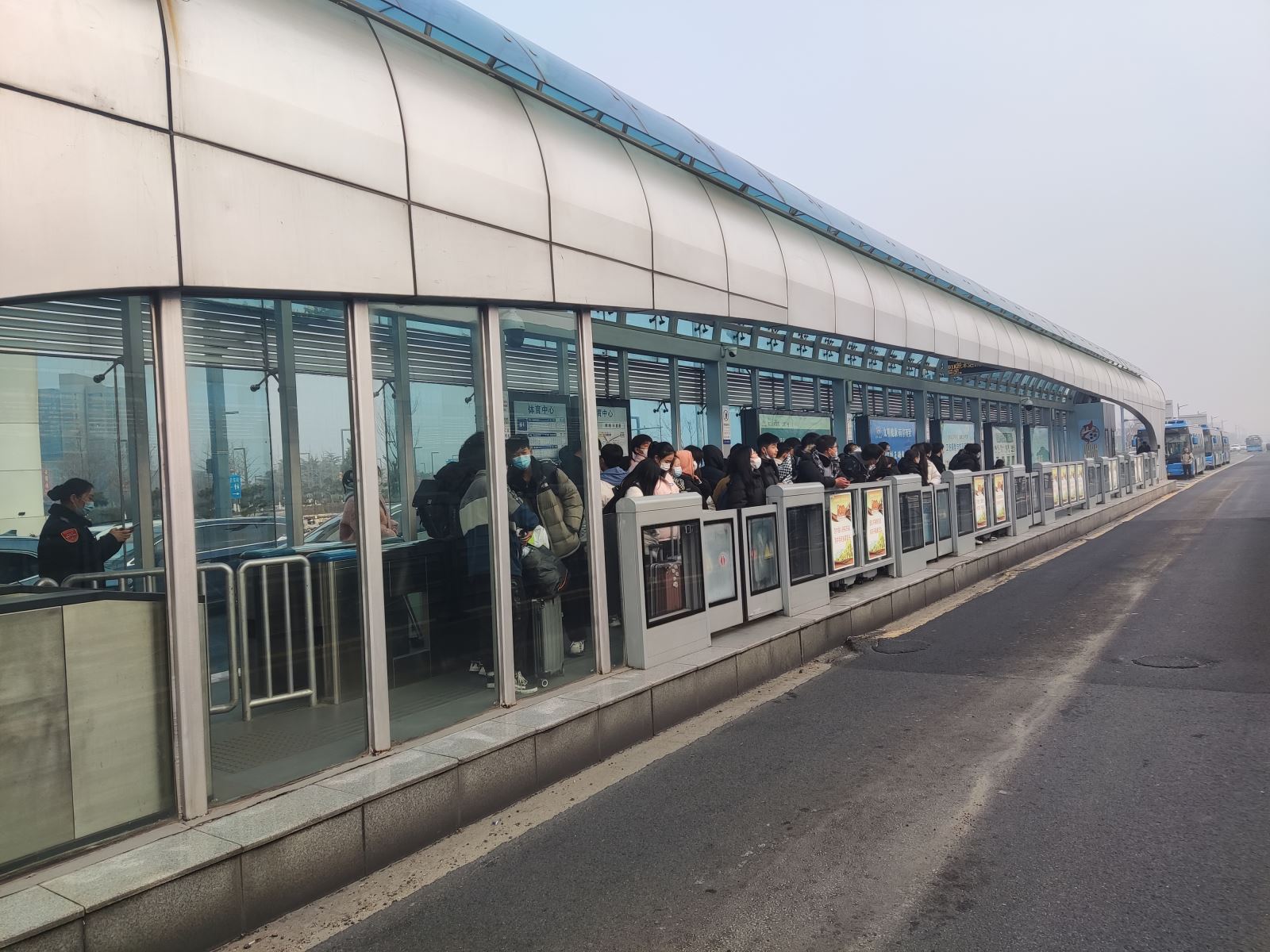 公交集團快速公交事業(yè)部圓滿完成海濱技工職業(yè)學(xué)校放假疏散任務(wù)