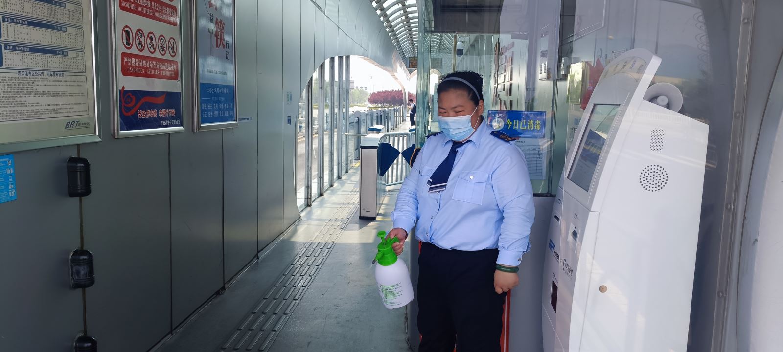 乘客身體不適，站務(wù)員暖心幫助 獲家屬連連道謝