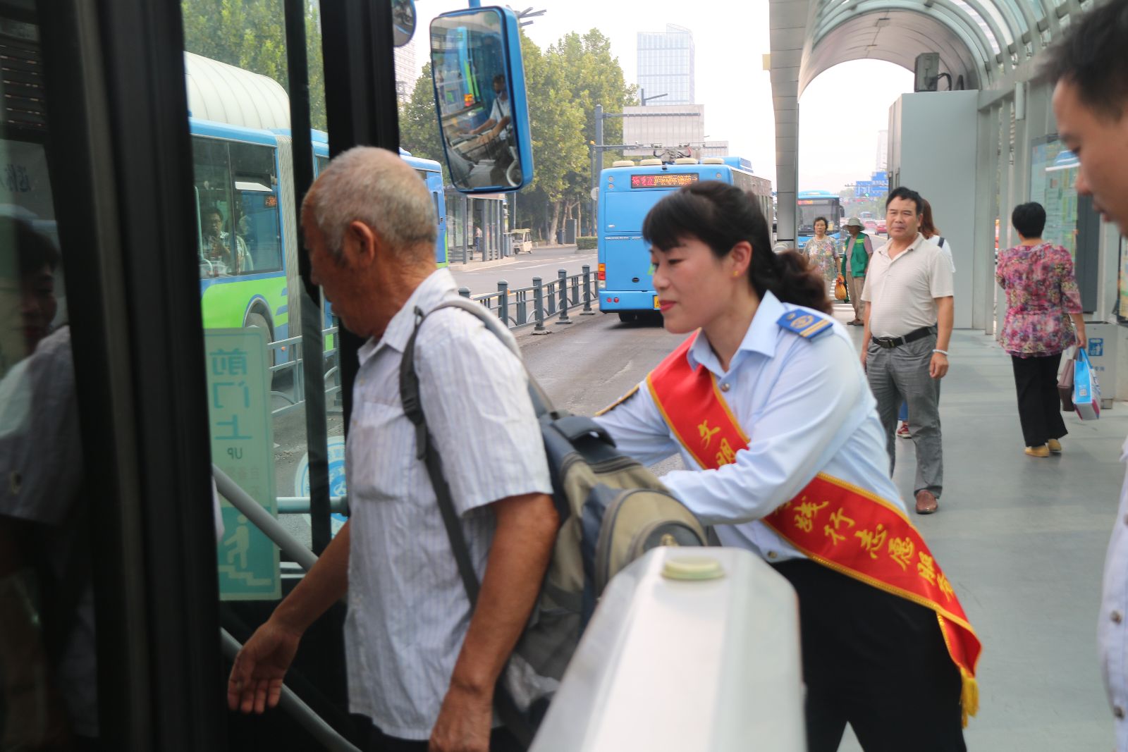 公交集團(tuán)開展“關(guān)愛殘疾人無(wú)障礙乘車 文明出行”活動(dòng)
