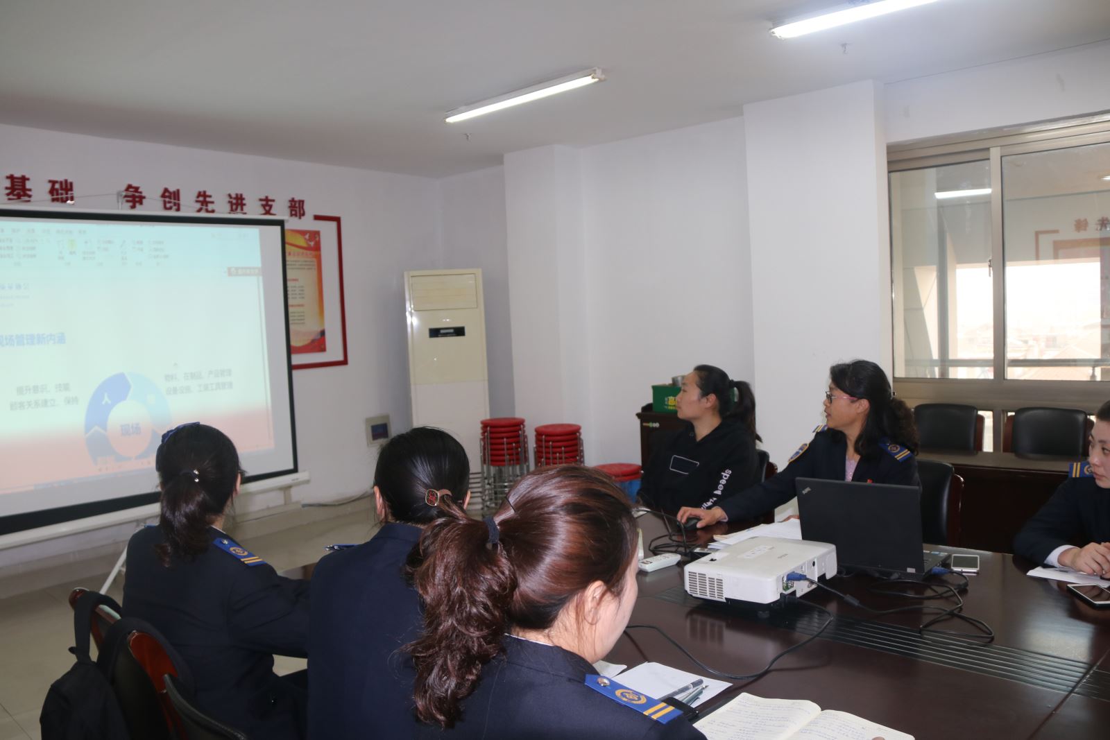 公交集團(tuán)快速公交事業(yè)部開展站務(wù)組長(zhǎng)現(xiàn)場(chǎng)管理知識(shí)培訓(xùn)