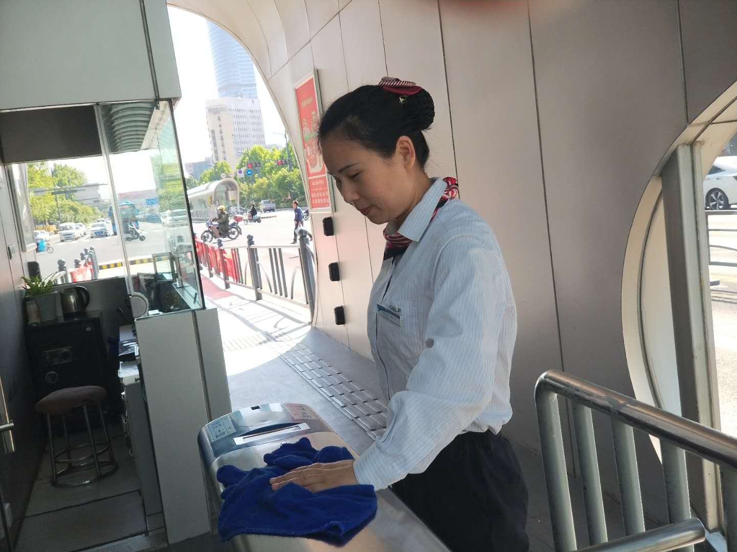 公交集團站務(wù)員堅守崗位助老人，優(yōu)質(zhì)服務(wù)暖人心