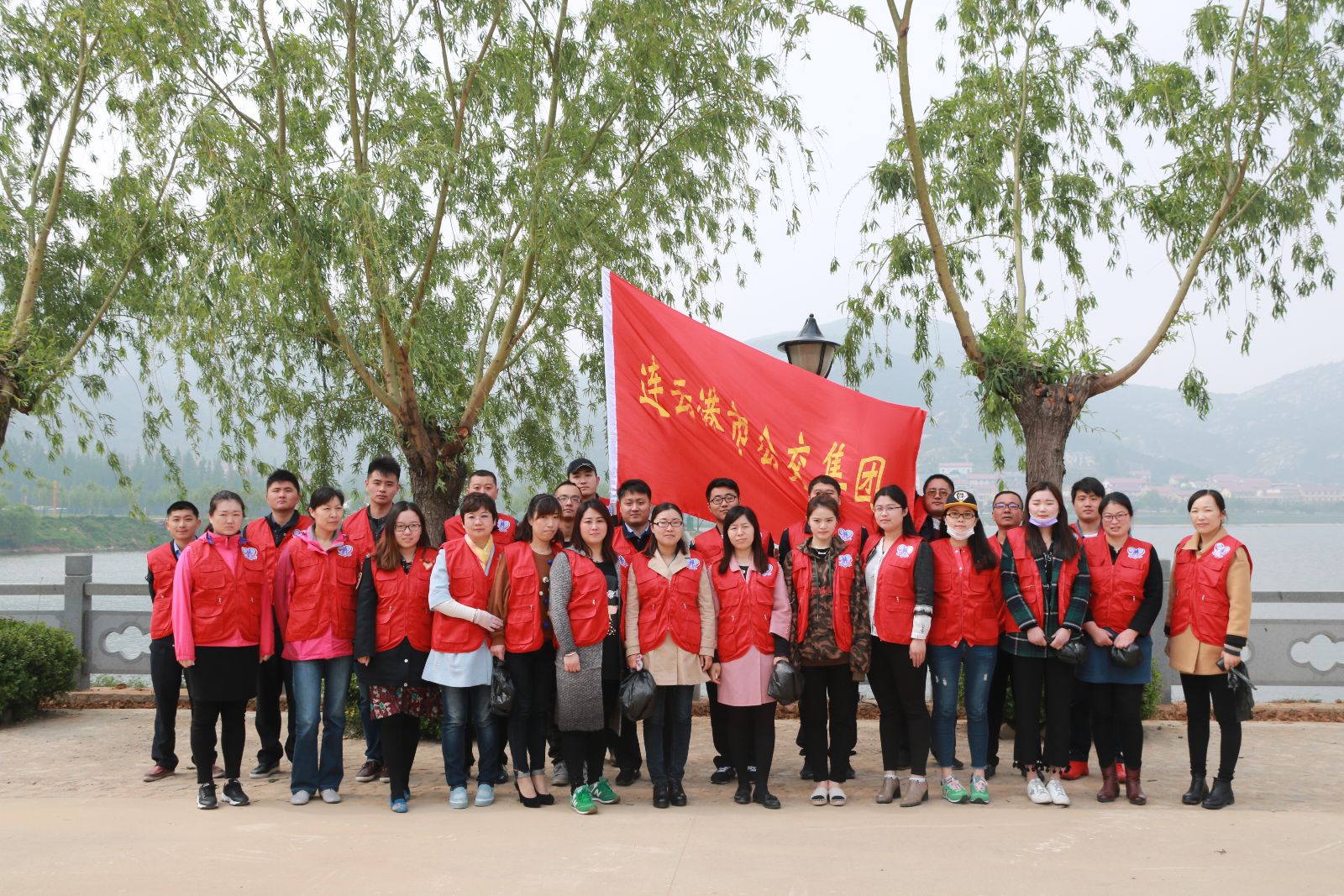 公交集團(tuán)組織開展志愿環(huán)?；顒?dòng)