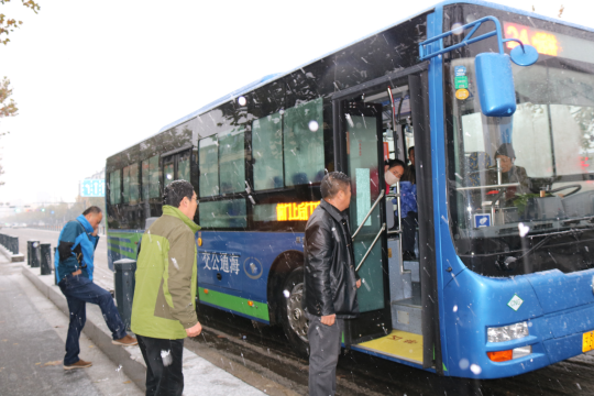 公交海州公司積極應(yīng)對暴雪 保障安全運(yùn)營