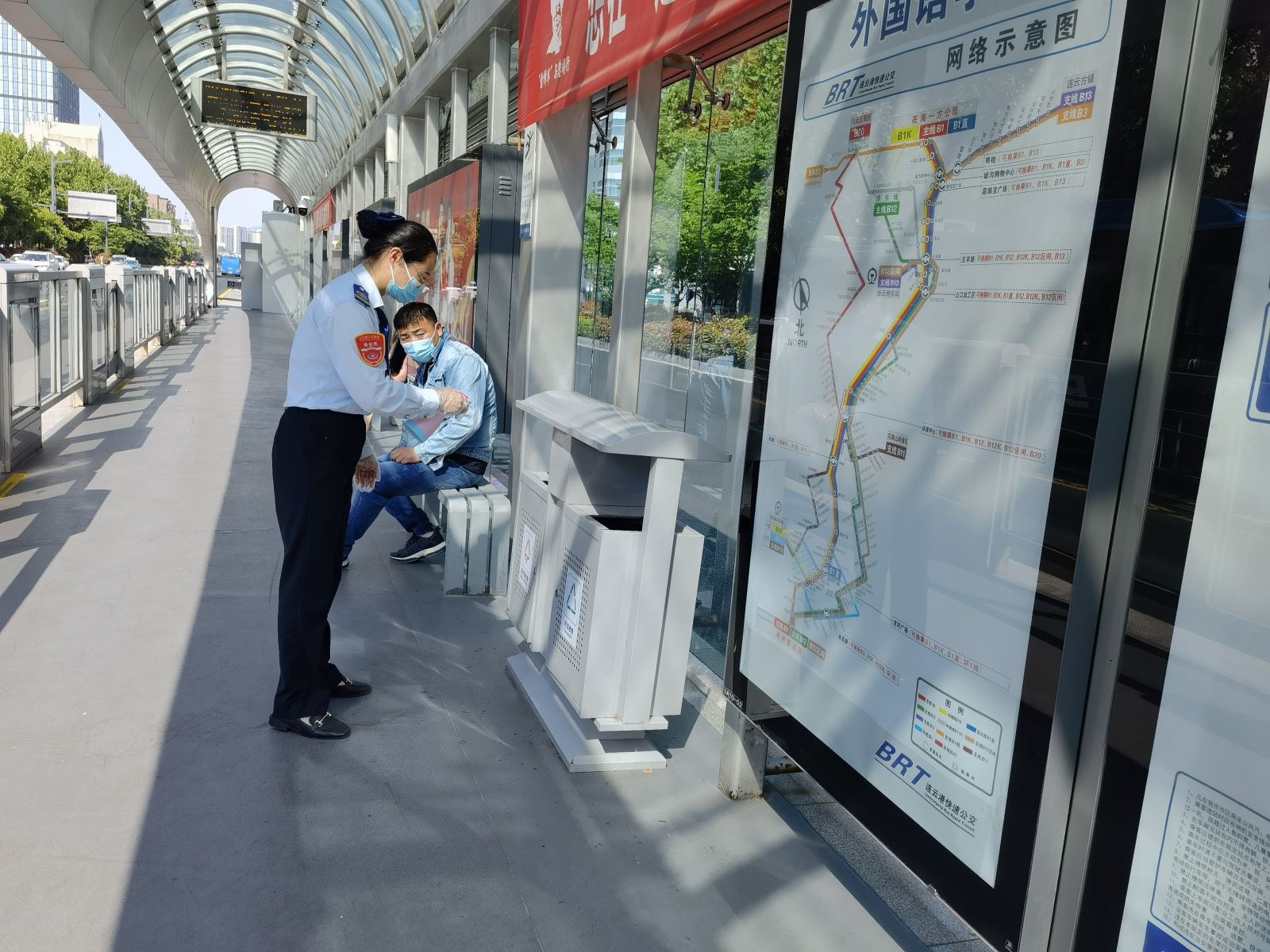 快速公交事業(yè)部站務(wù)員王慧、田玲幫助乘客找到丟失的物品獲感謝